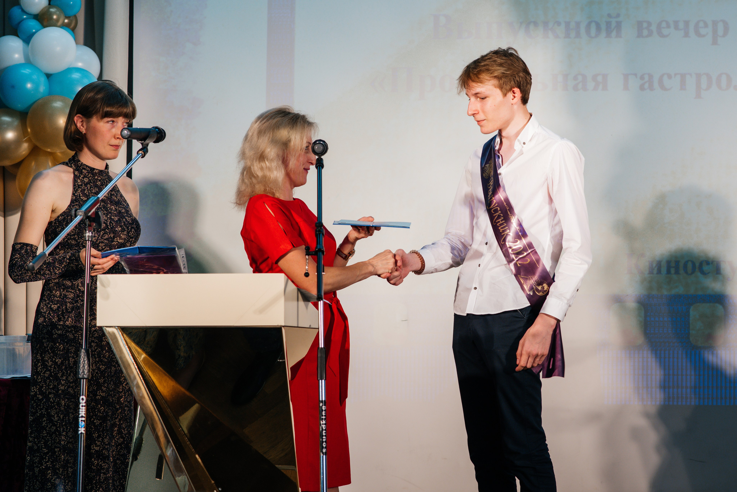 Вручение аттестатов. Выпускные альбомы в Подольске Москве и МО