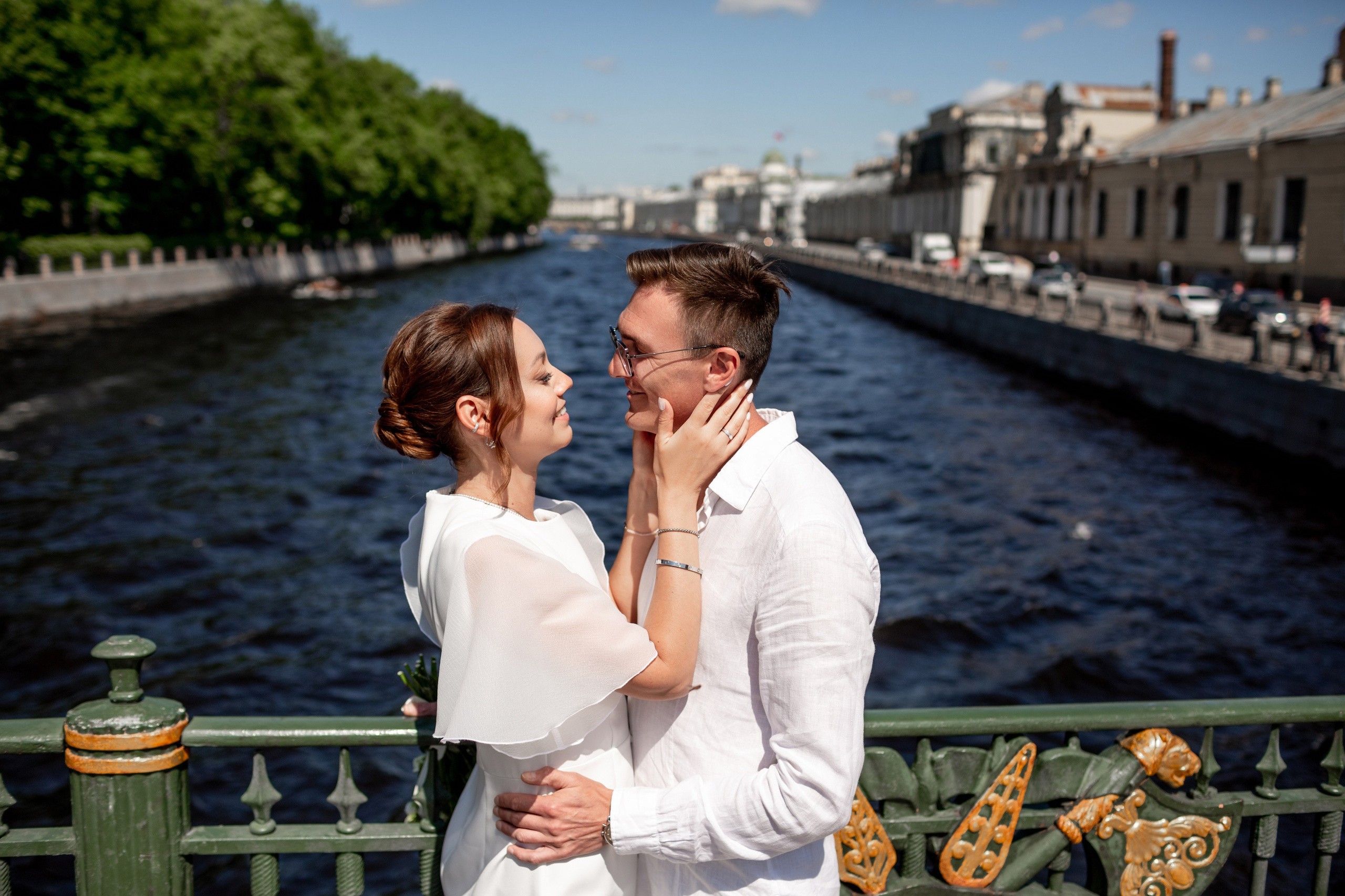 Свадебная фотопрогулка в Петербурге летом. Свадебный фотограф Кирилл Белый