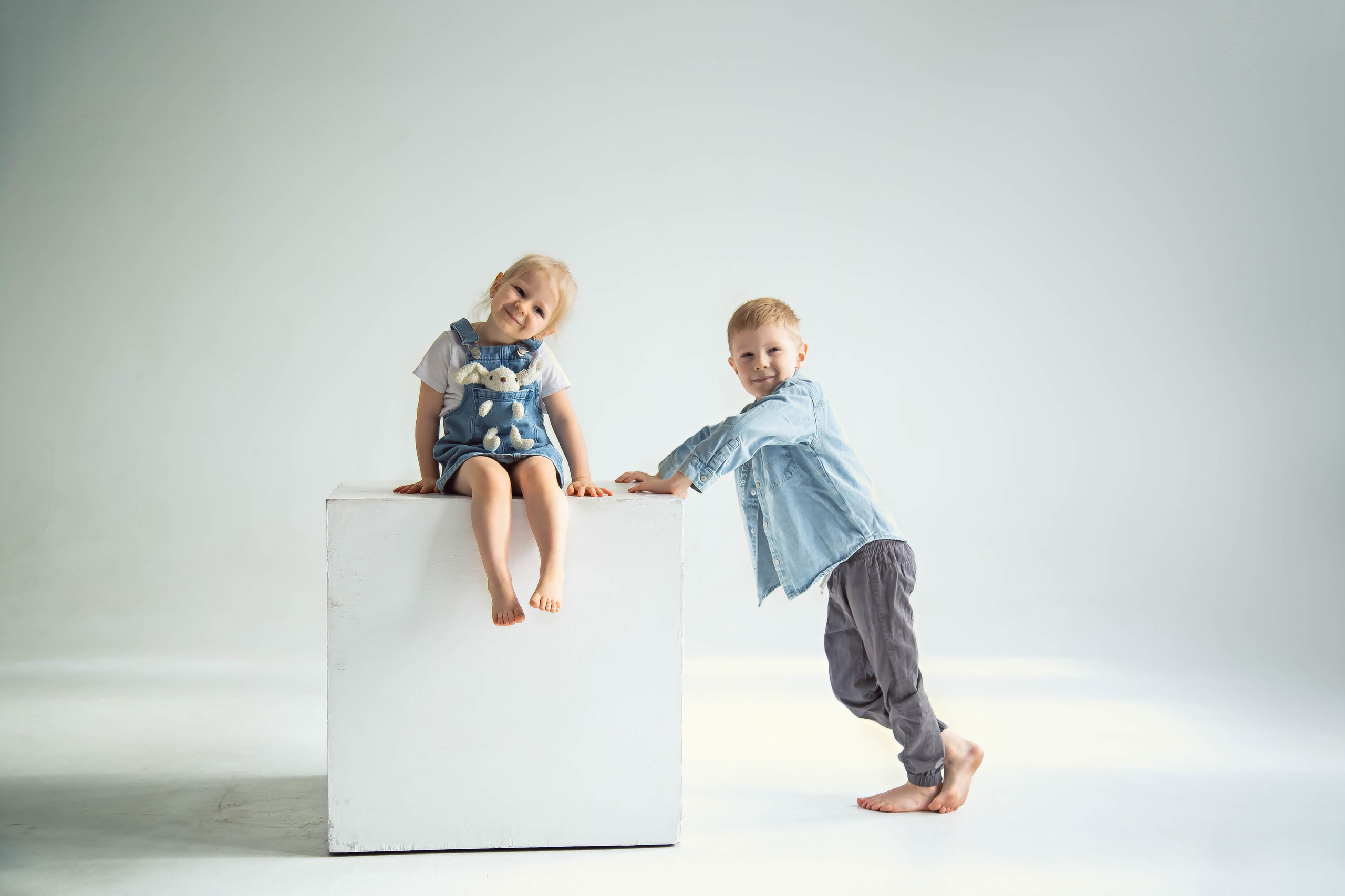 Семейная фотосессия в студии в Москве. Семейный фотограф в Москве Влада Лунина