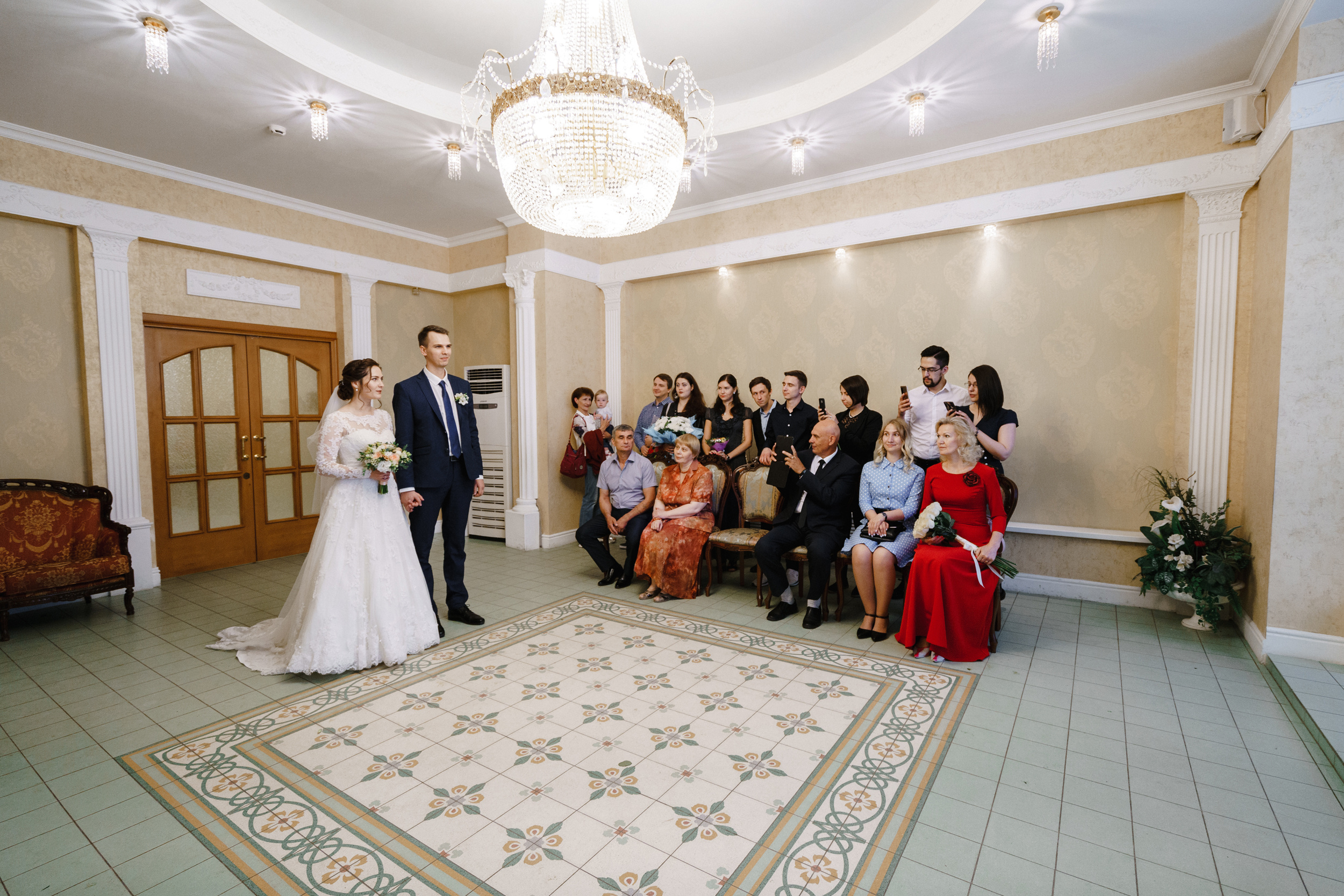 Летняя свадебная съемка красивой пары