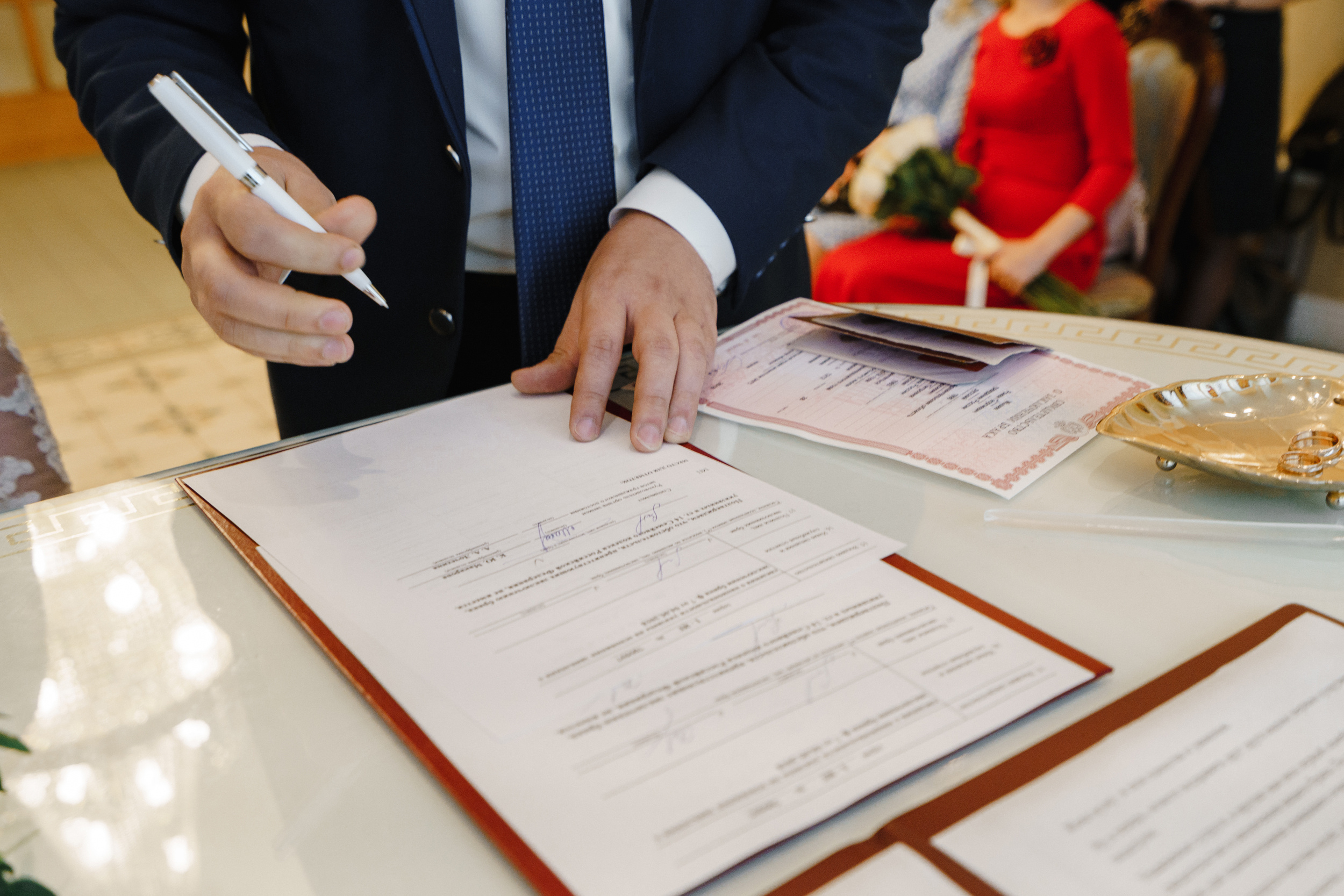 Летняя свадебная съемка красивой пары