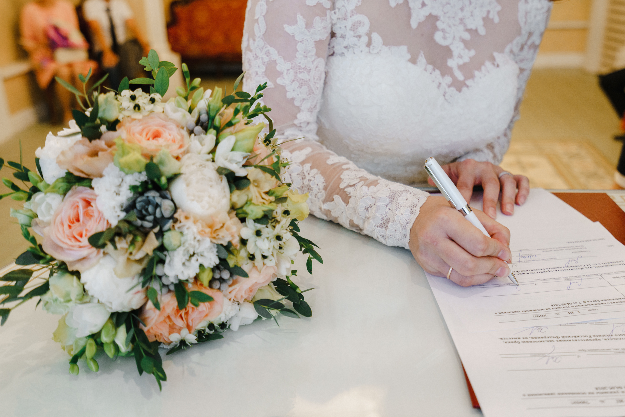 Летняя свадебная съемка красивой пары