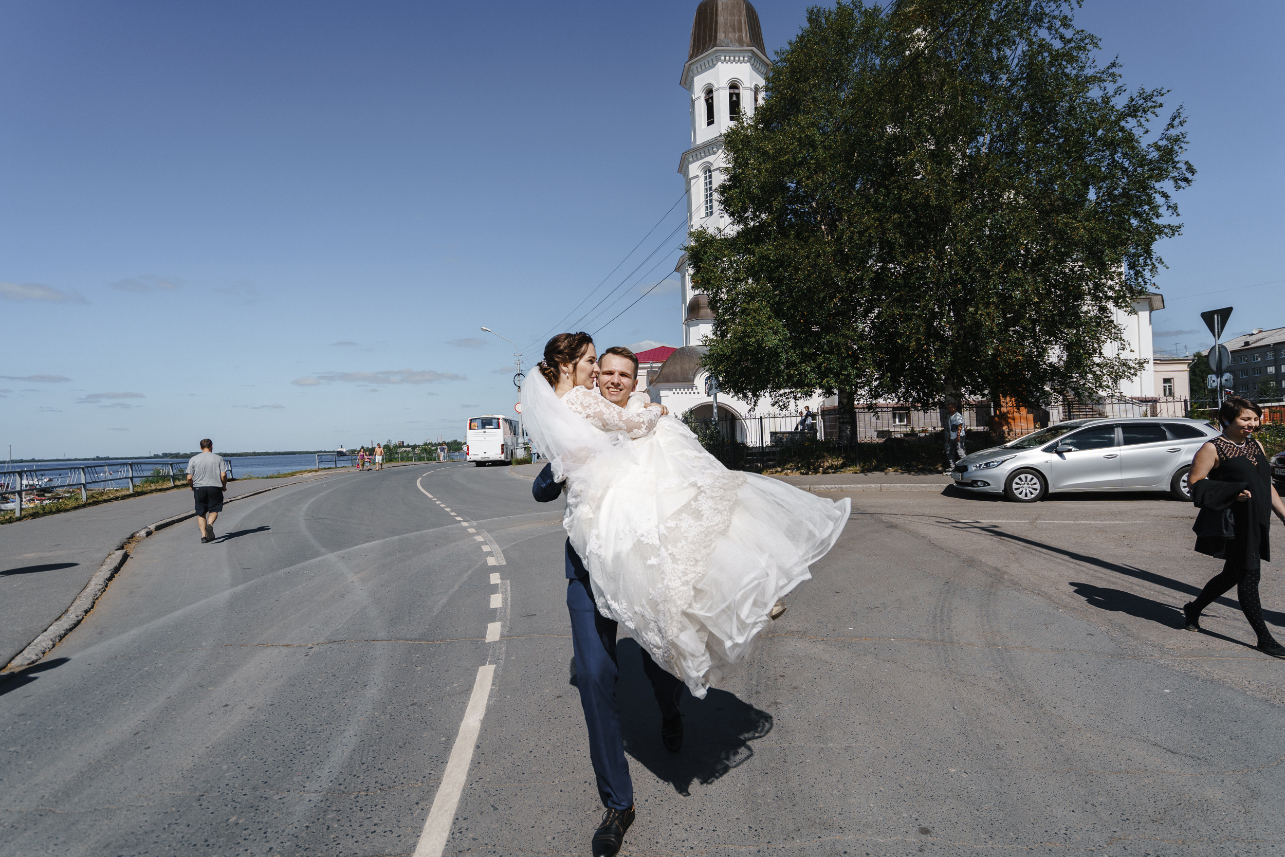 Летняя свадебная съемка красивой пары