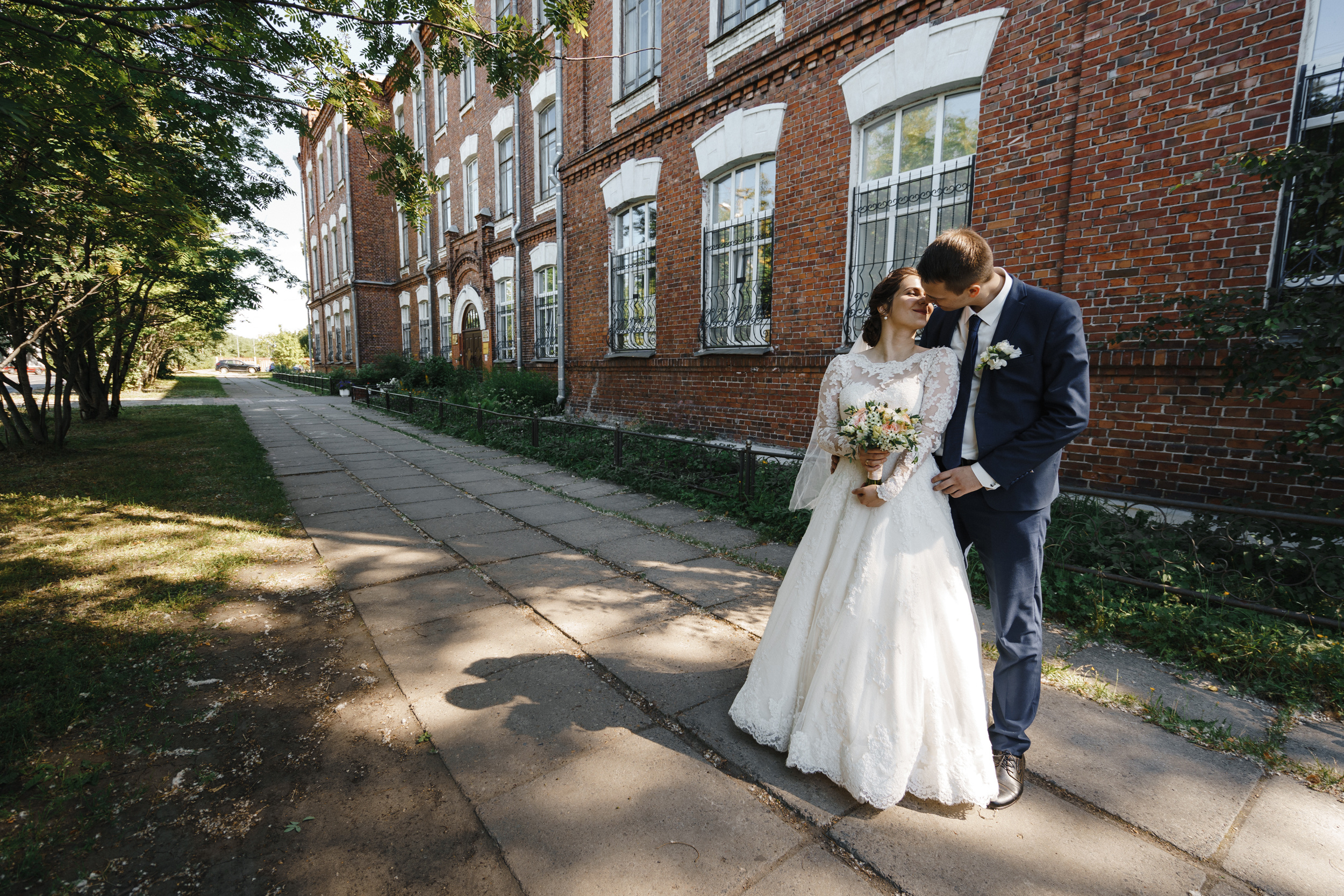Летняя свадебная съемка красивой пары