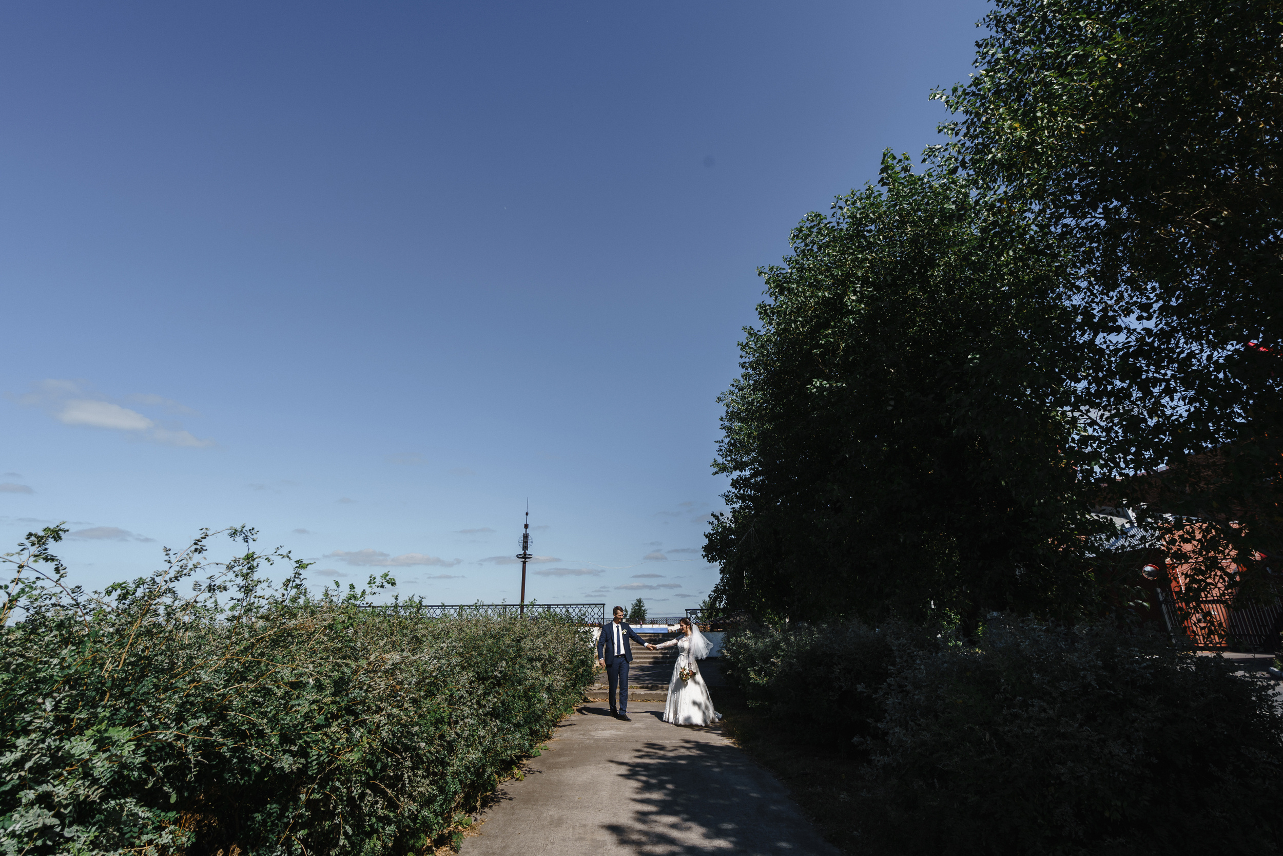 Летняя свадебная съемка красивой пары