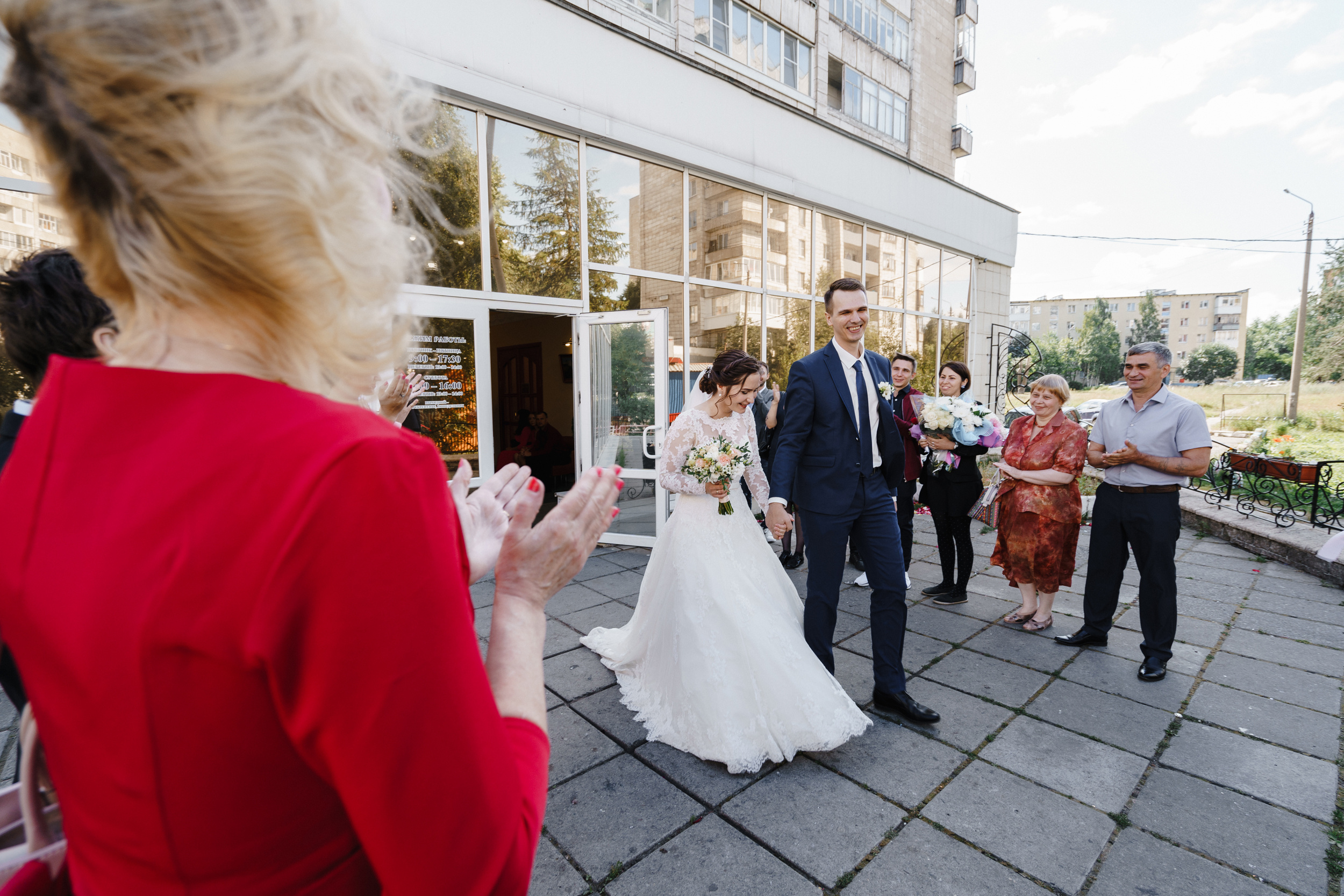 Летняя свадебная съемка красивой пары