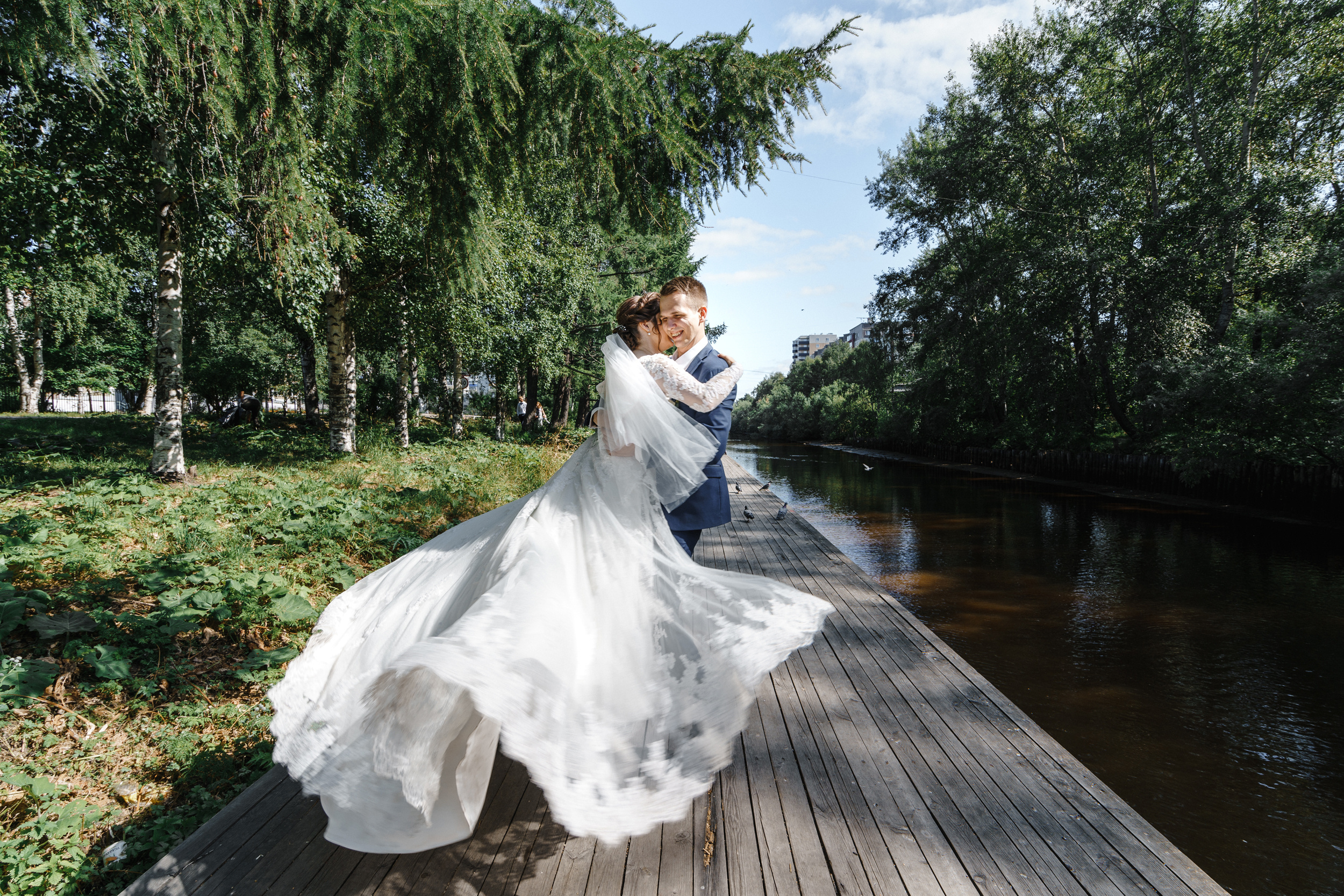 Летняя свадебная съемка красивой пары
