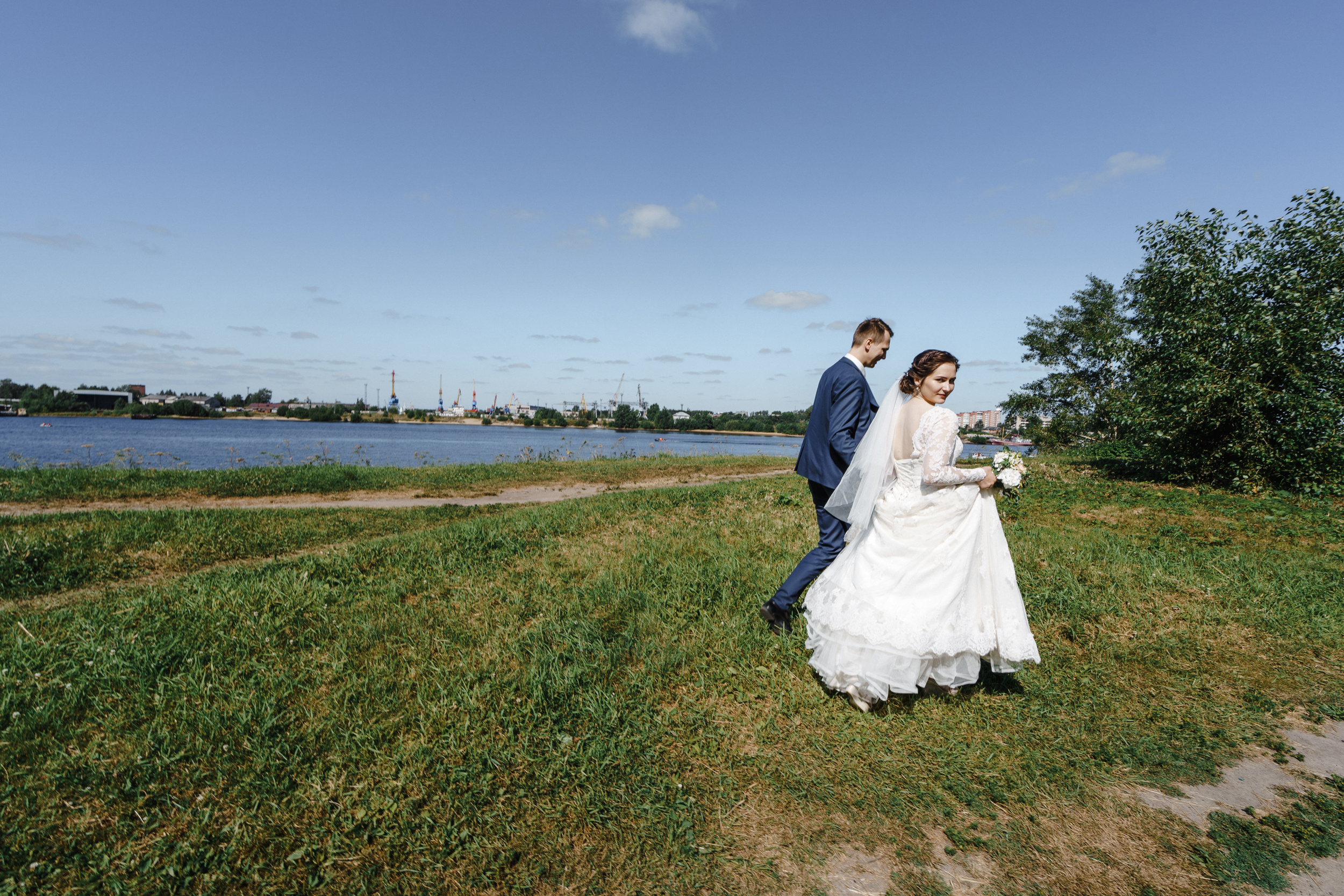 Летняя свадебная съемка красивой пары