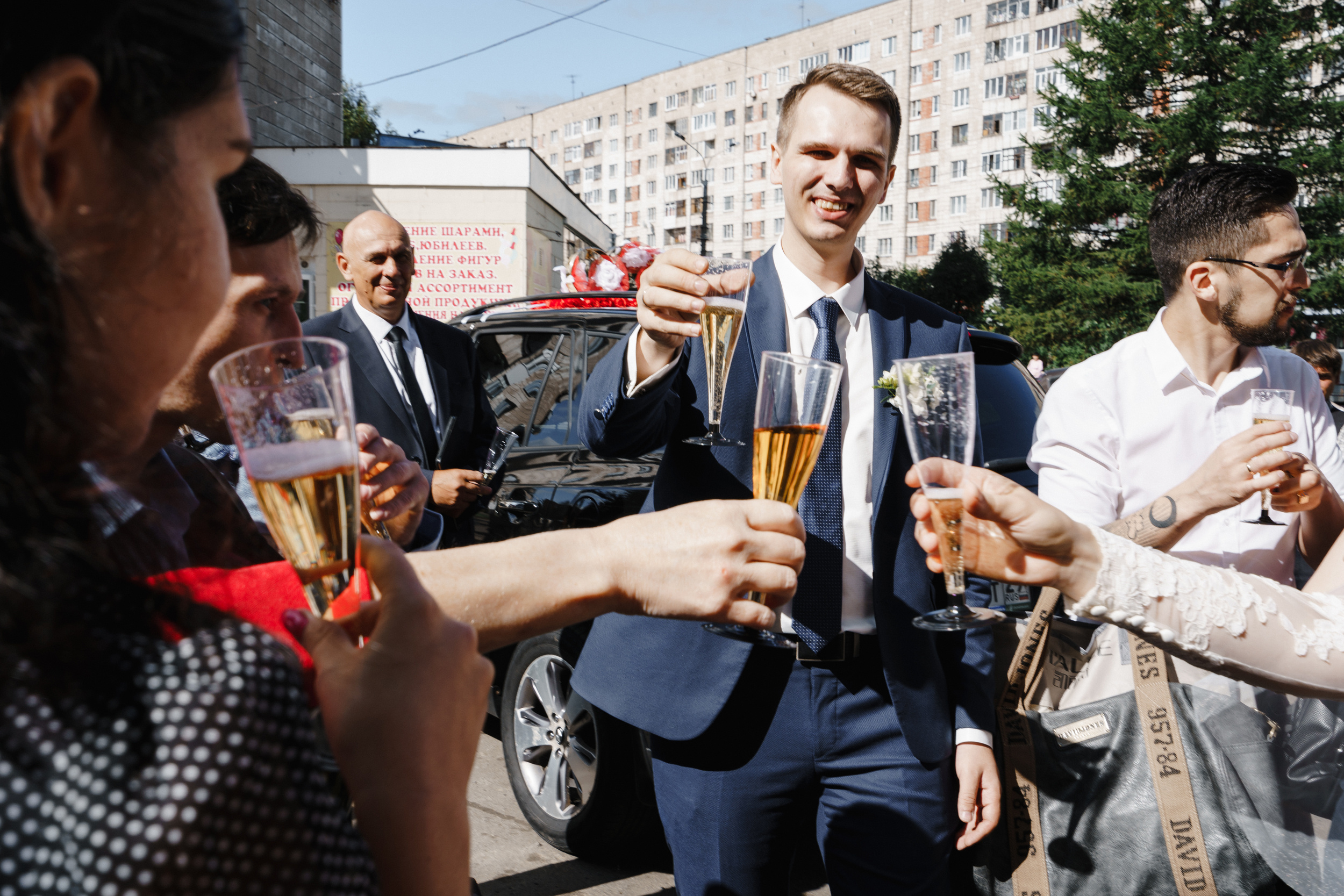 Летняя свадебная съемка красивой пары