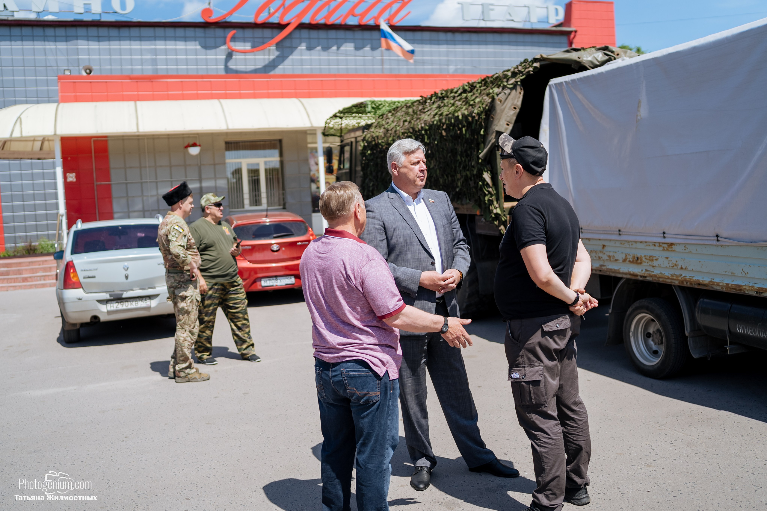 8 июня «Патриоты из Курска» сбор гуманитарной помощи у кинотеатра «Родина». Фотограф Нижний Новгород Татьяна Кейод