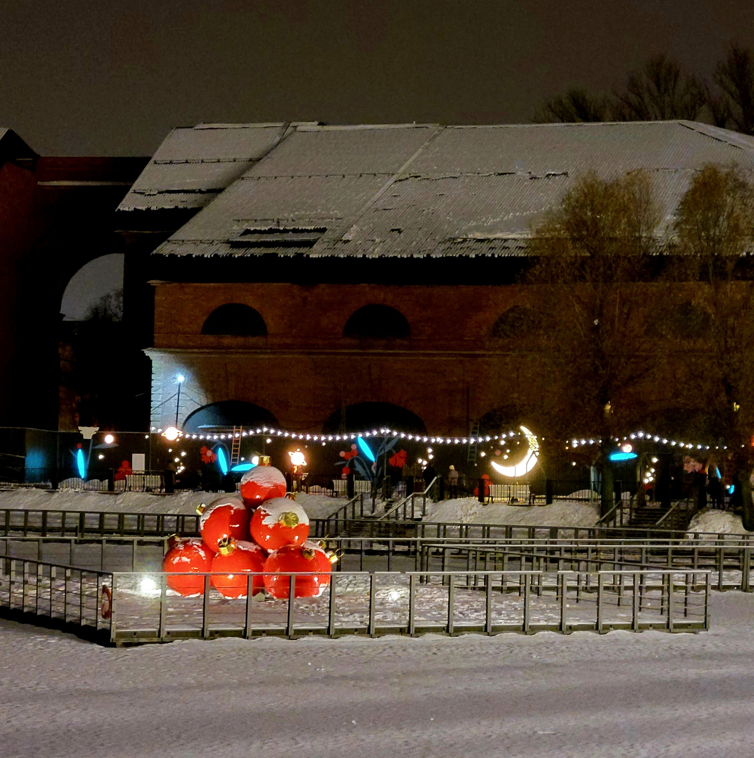 Внутри ярко, нарядно