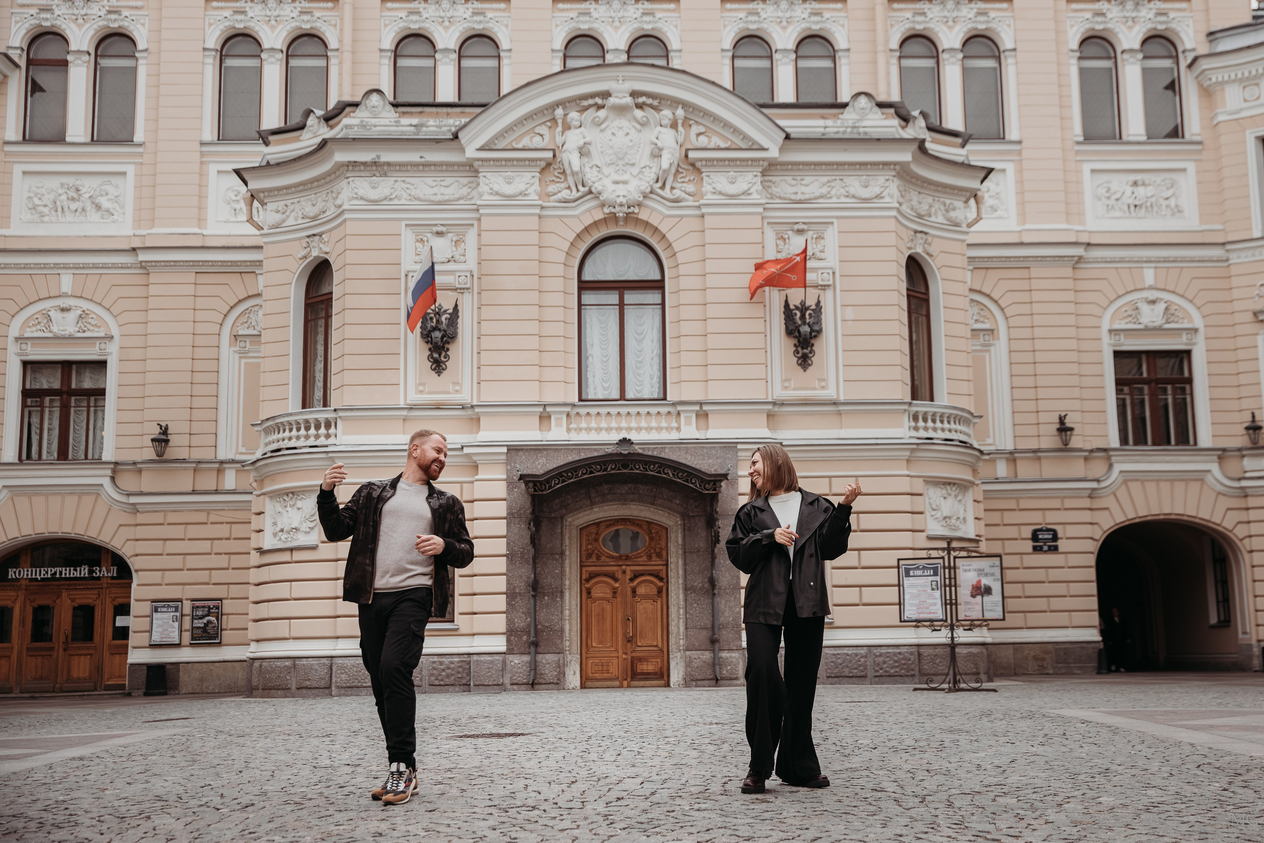 Таня и Саша фотопрогулка во дворах Питера. Маша Гонтарь Семейный домашний репортажный фотограф в Санкт-Петербурге