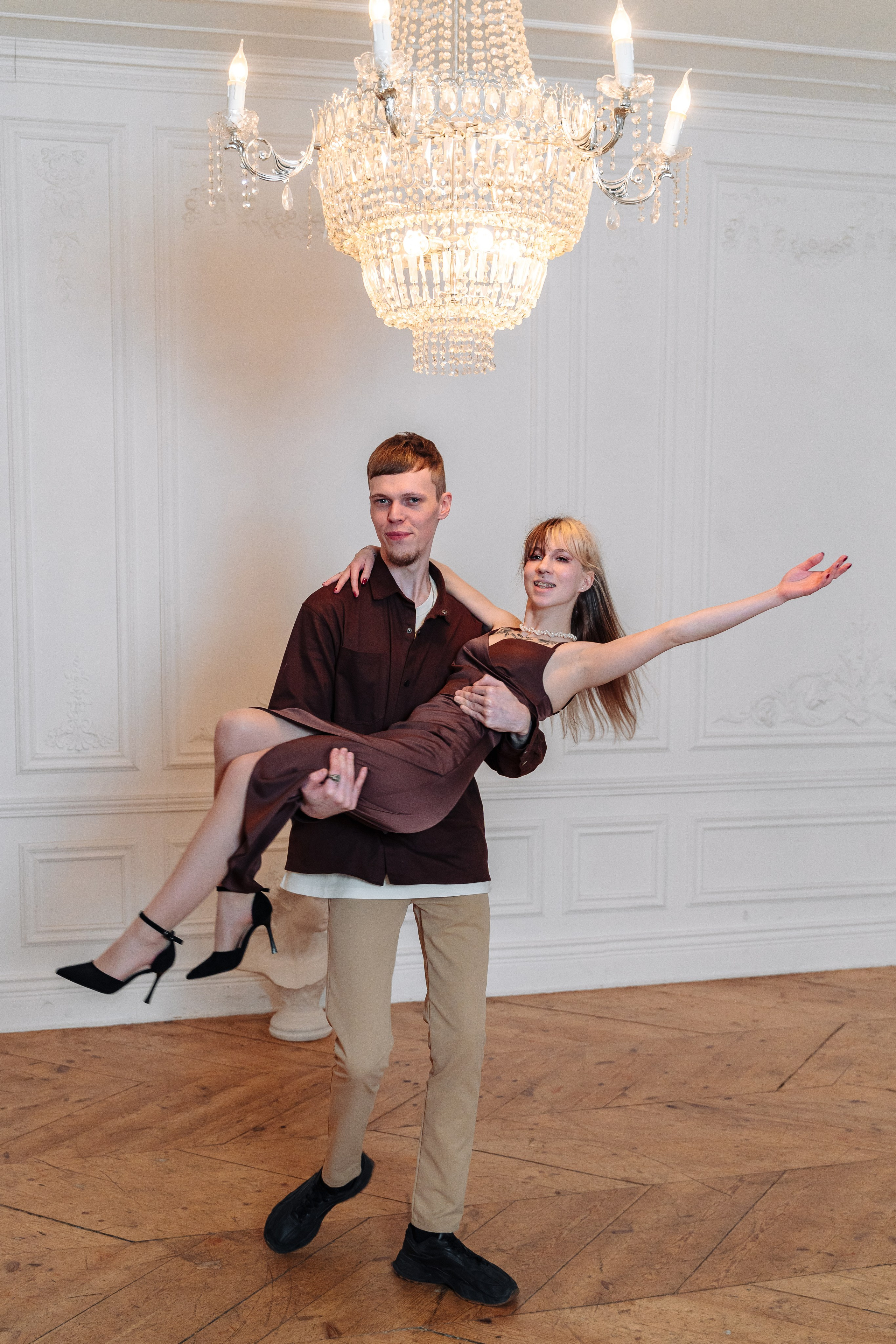 Зимняя фотосессия лавстори с предложением руки и сердца в фотостудии