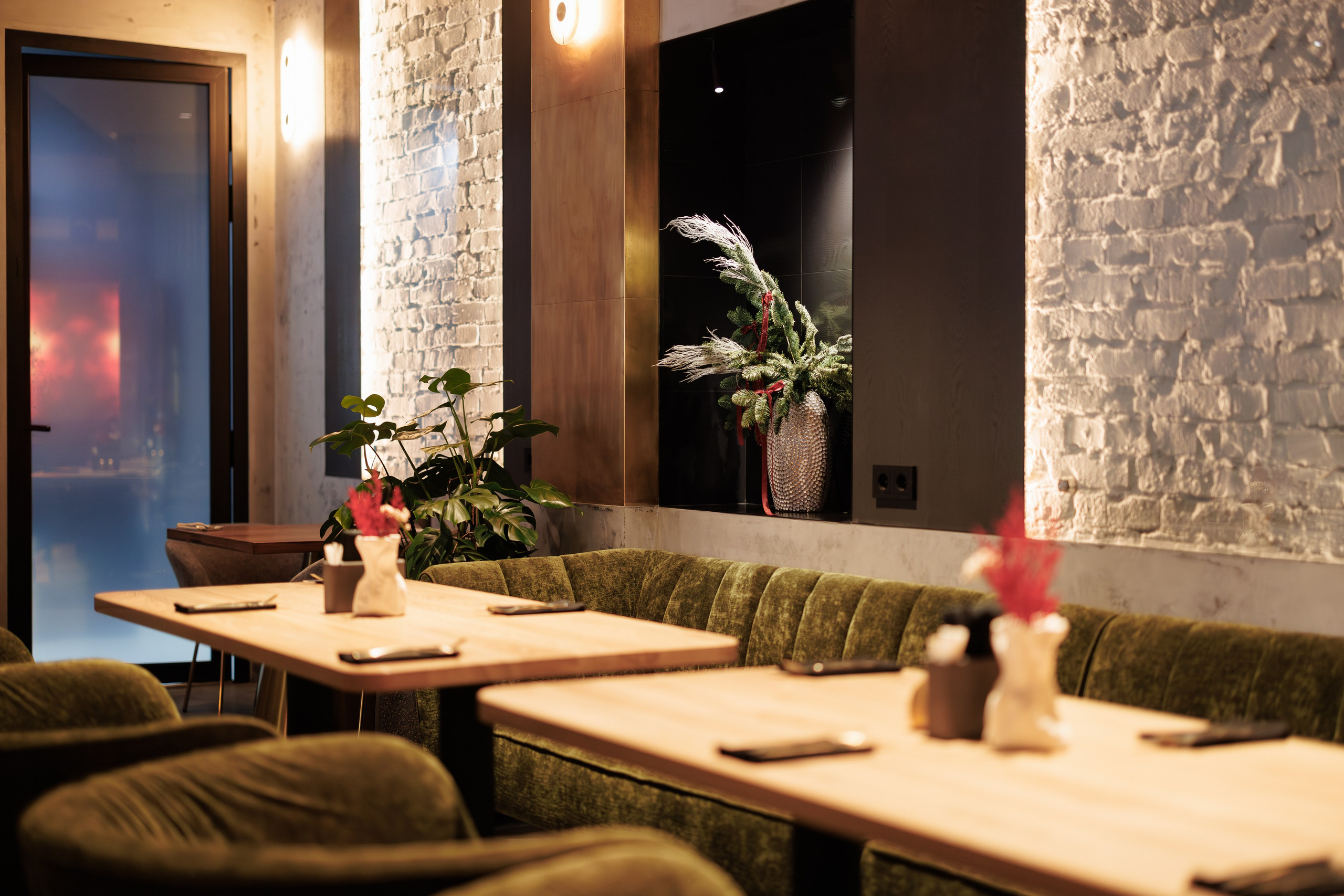 Фотограф для интерьерной съемки ресторана. Контент для бизнеса в Екатеринбурге Полдень Медиа