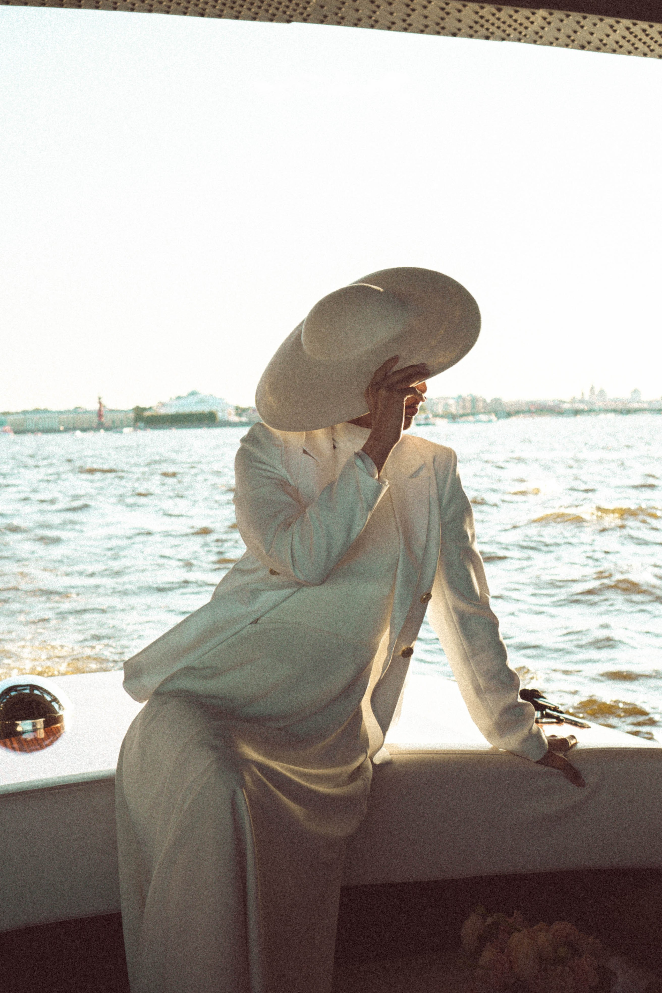 СВАДЕНБНАЯ СЬЕМКА НА КАТЕРЕ ПО КАНАЛАМ САНКТ-ПЕТЕРБУРГА И В АКВАТОРИИ НЕВЫ. Профессиональный фотограф, Санкт-Петербург — Виктория Богомолова