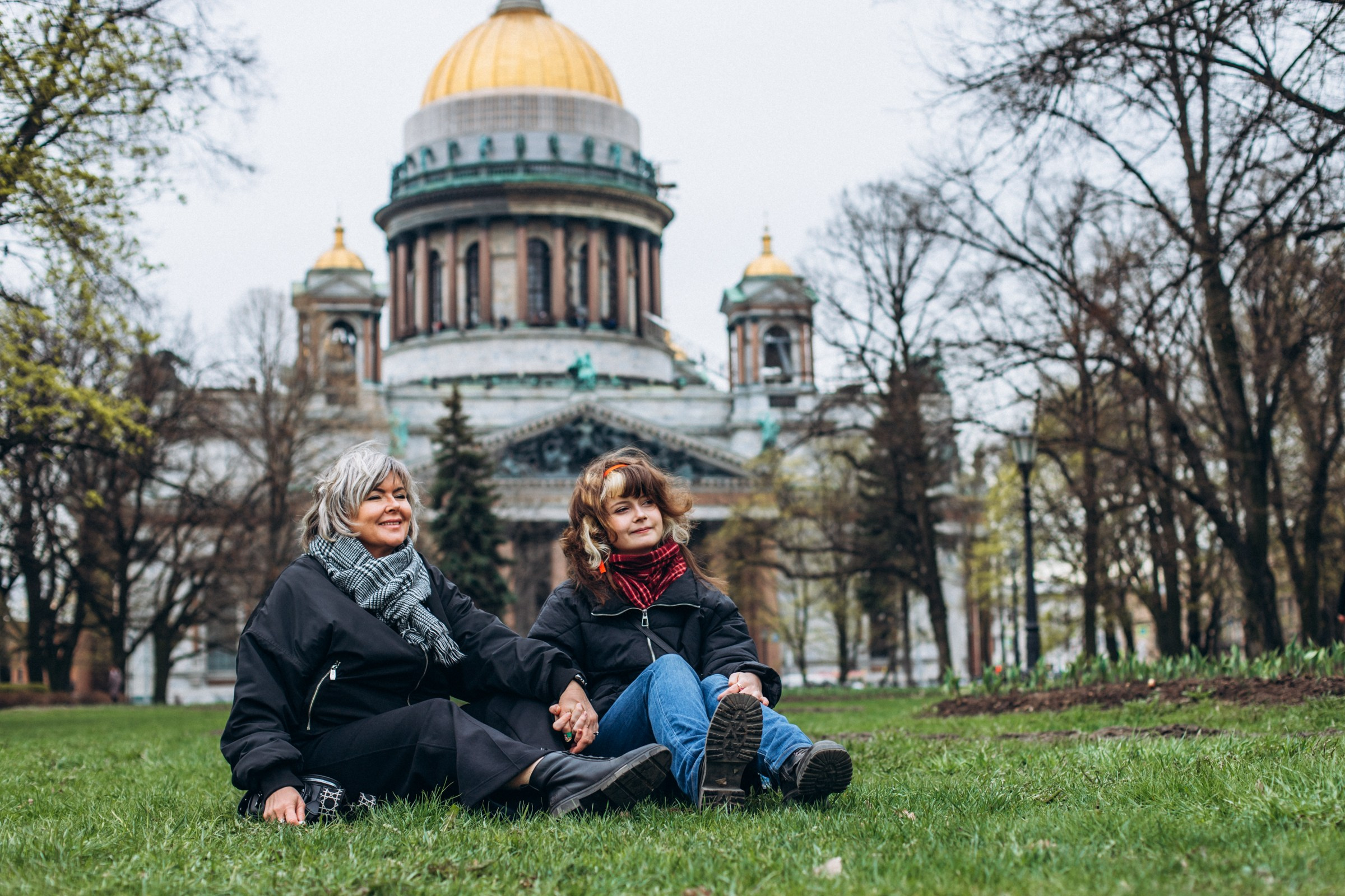 Ольга и Варвара в мае. Фотопрогулка в Петербурге. Индивидуальный и семейный фотограф в Санкт-Петербурге