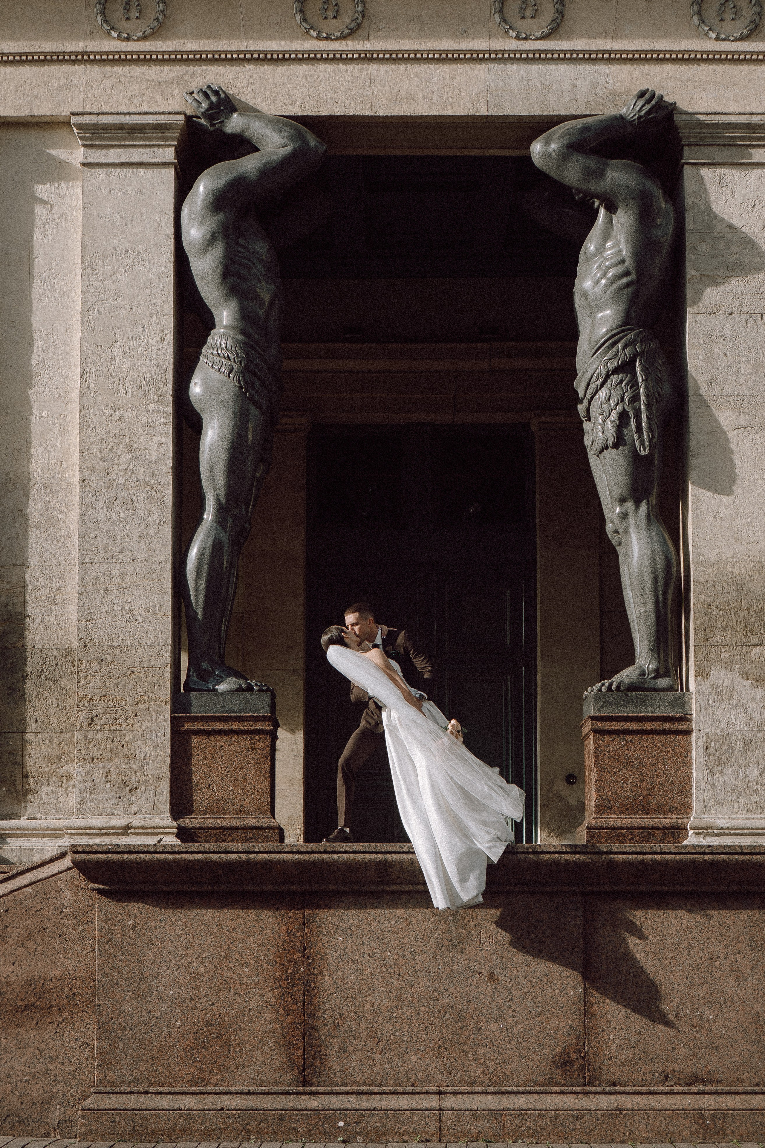 СВАДЕБНАЯ ПРОГУЛКА В САНТК-ПЕТЕРБУРГЕ (ИСАКИЕВСКИЙ СОБОР, ЗИМНЯЯ КАНАВКА, ЭРМИТАЖ И БОЛЬШАЯ МОРСКАЯ УЛИЦА). Профессиональный фотограф, Санкт-Петербург — Виктория Богомолова