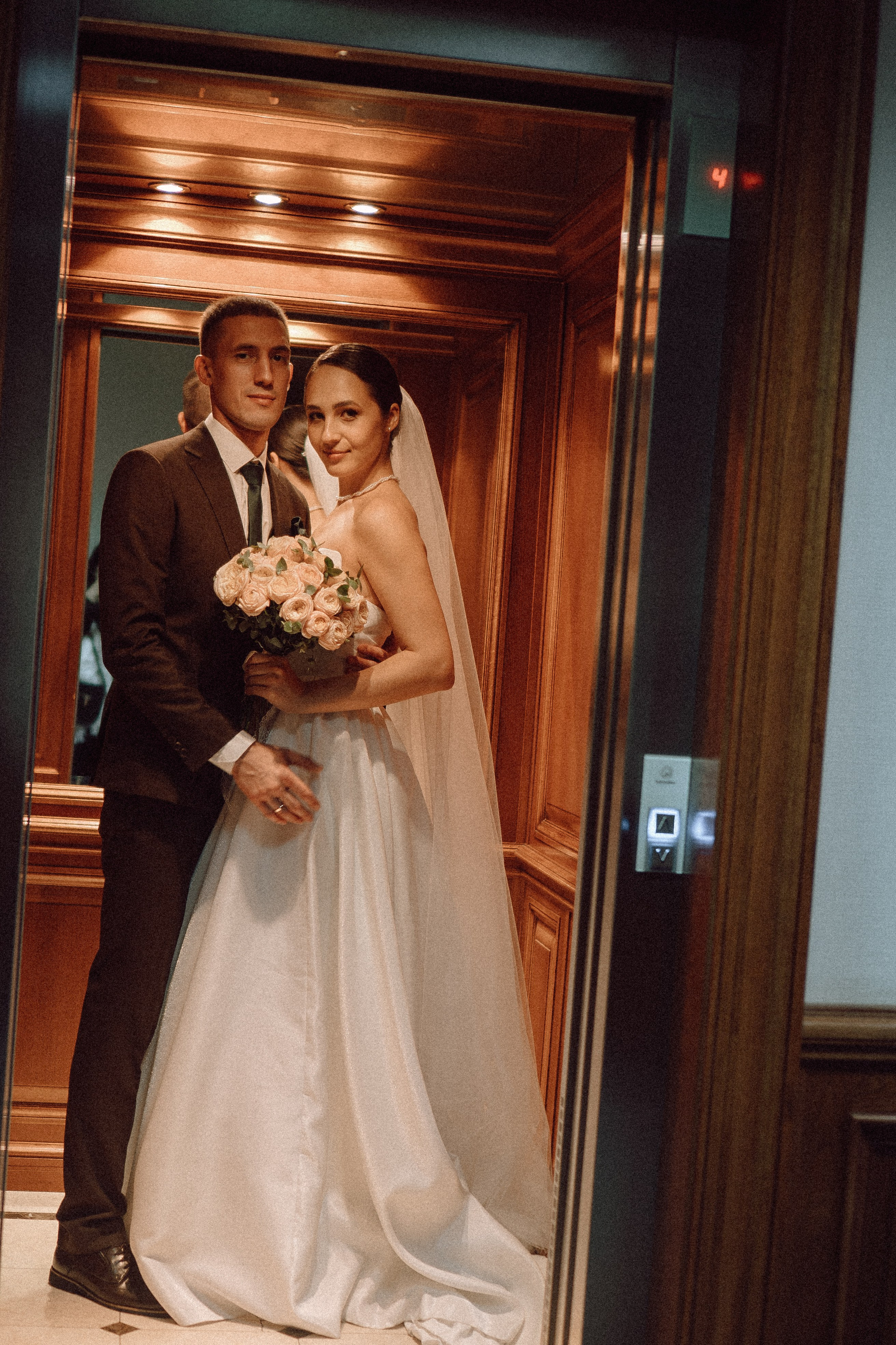 СВАДЕБНАЯ ПРОГУЛКА В САНТК-ПЕТЕРБУРГЕ (ИСАКИЕВСКИЙ СОБОР, ЗИМНЯЯ КАНАВКА, ЭРМИТАЖ И БОЛЬШАЯ МОРСКАЯ УЛИЦА). Профессиональный фотограф, Санкт-Петербург — Виктория Богомолова