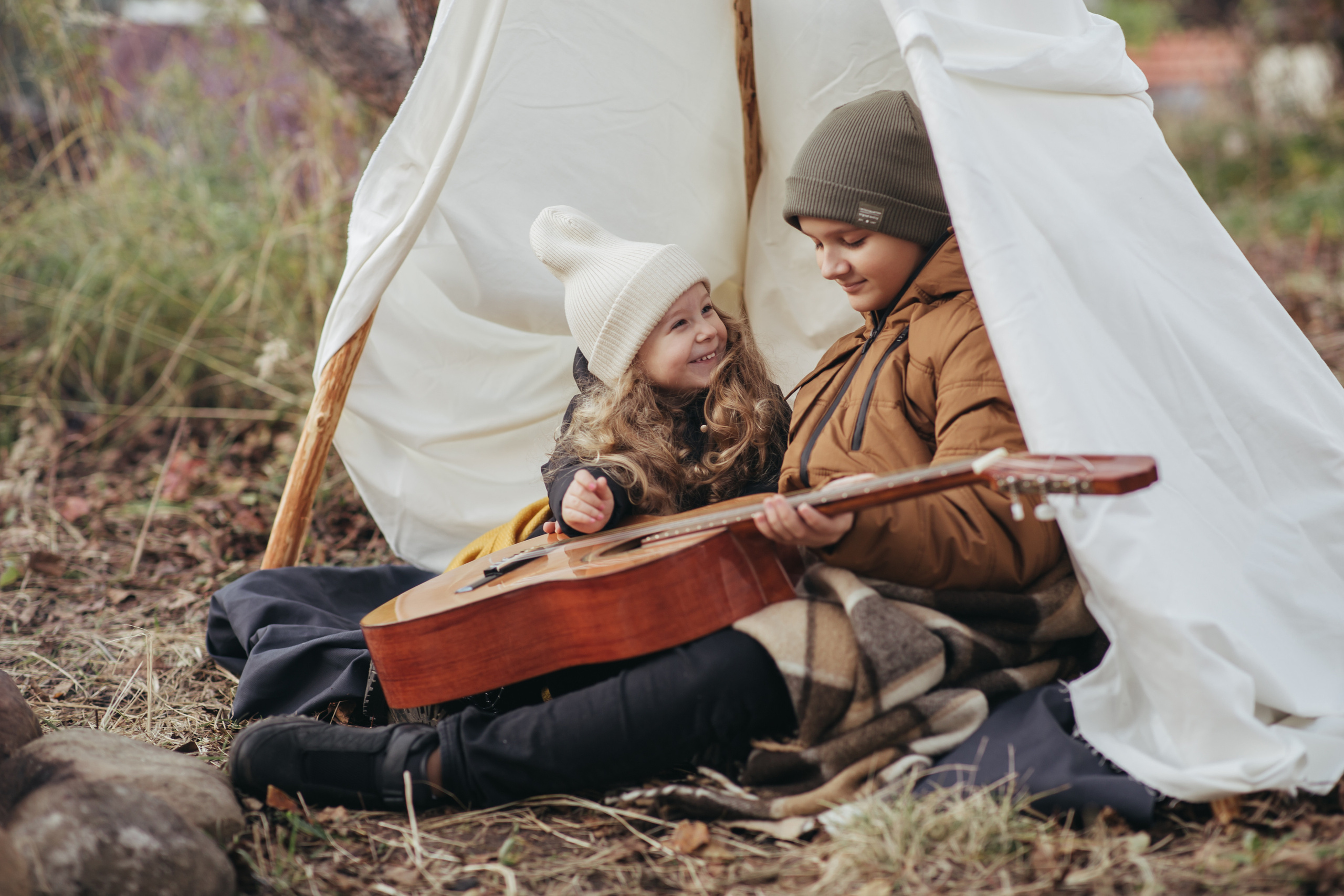 Мальчик и девочка играют на гитаре