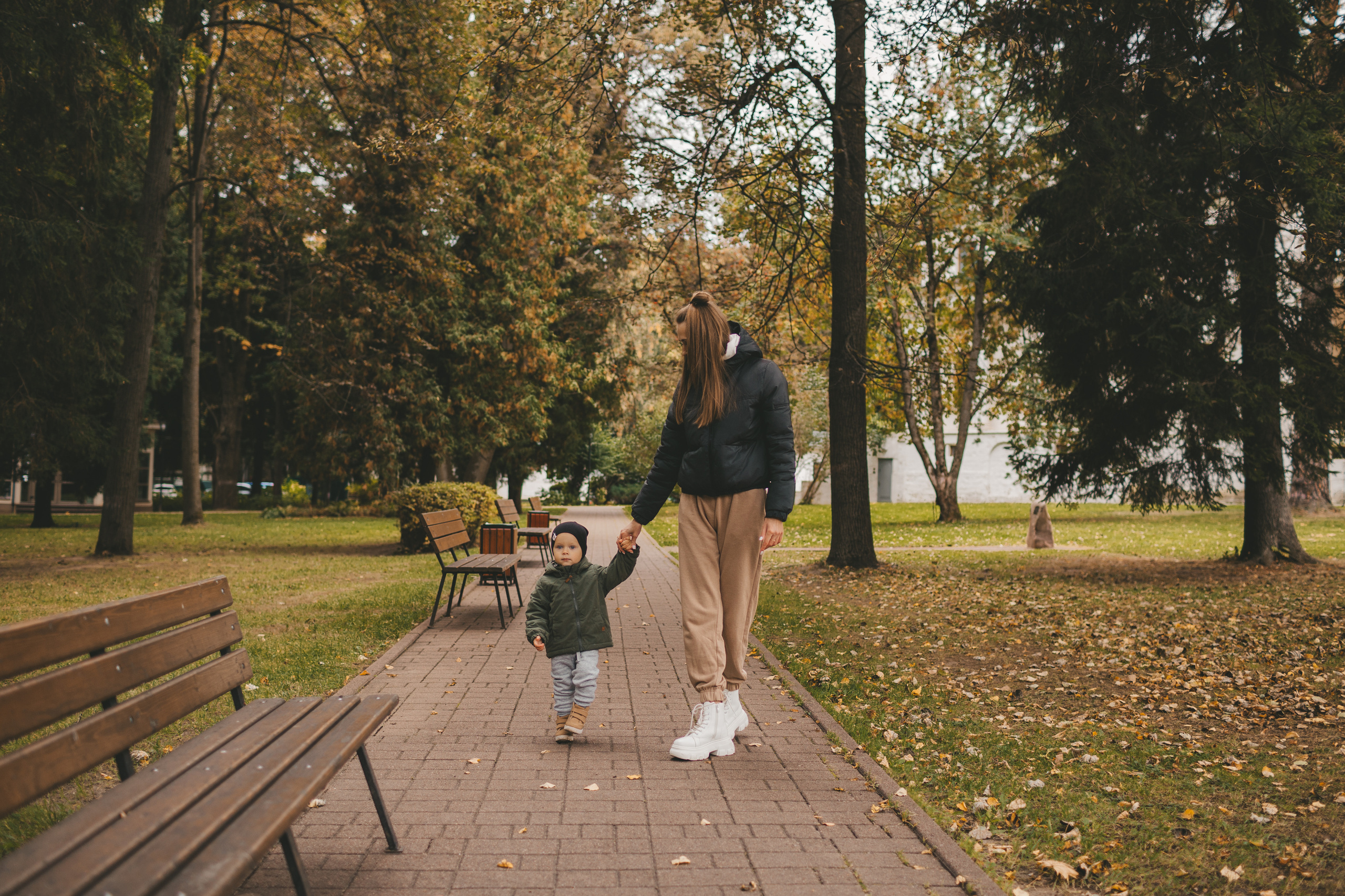 Мама с сыном идут по дороге