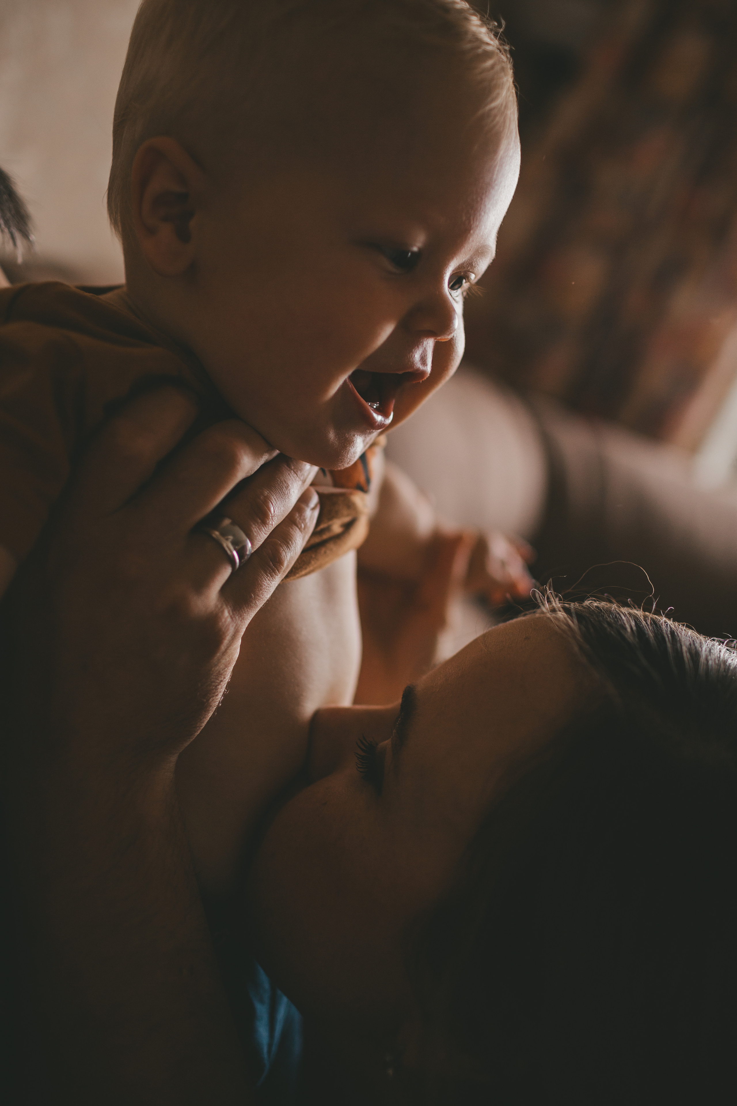 Мама целует животик малыша