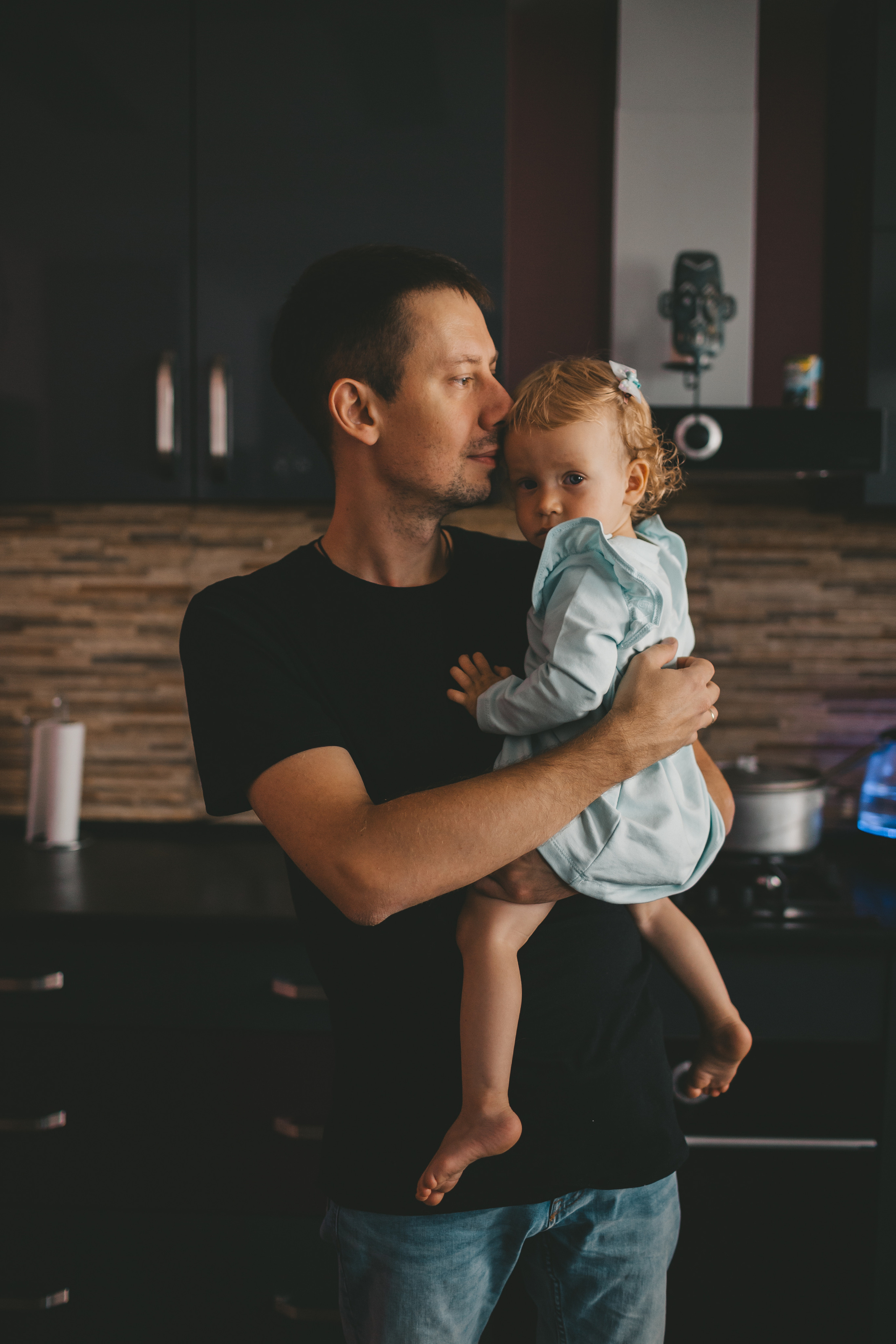 Папа с дочкой стоят на кухне