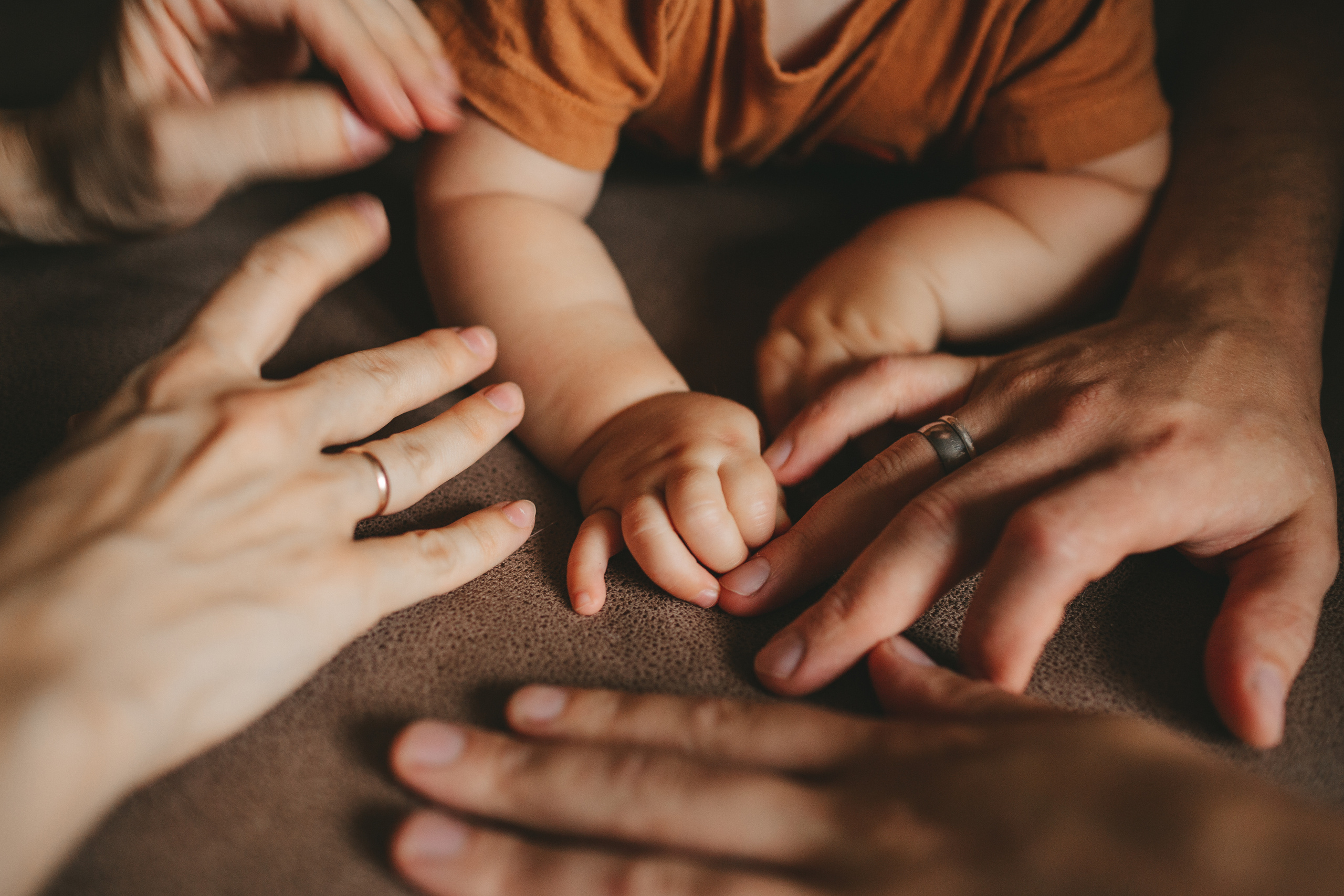 руки родителей и ребенка 