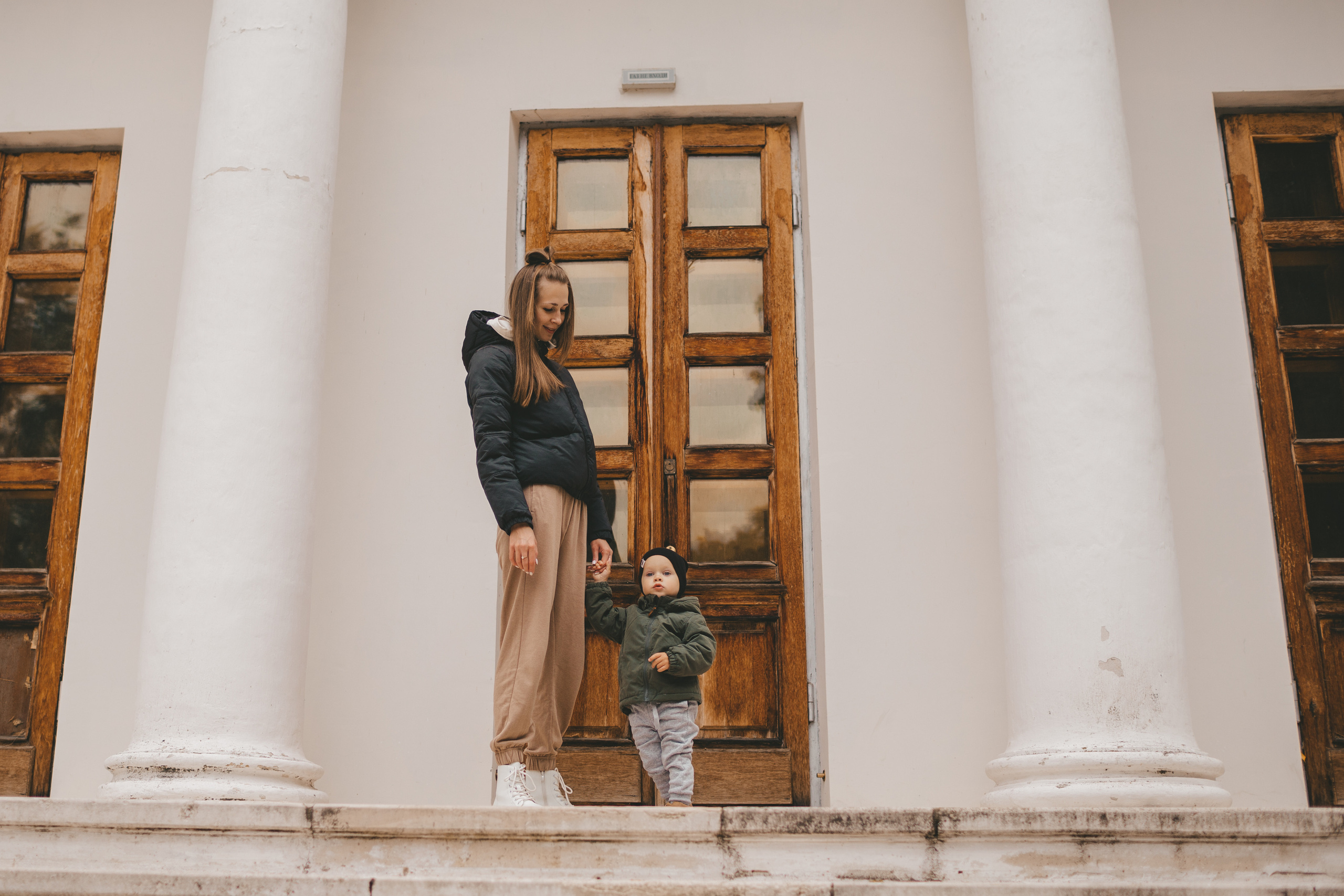 Симметрия на фото. коричневая деревянная дверь на заднем плане