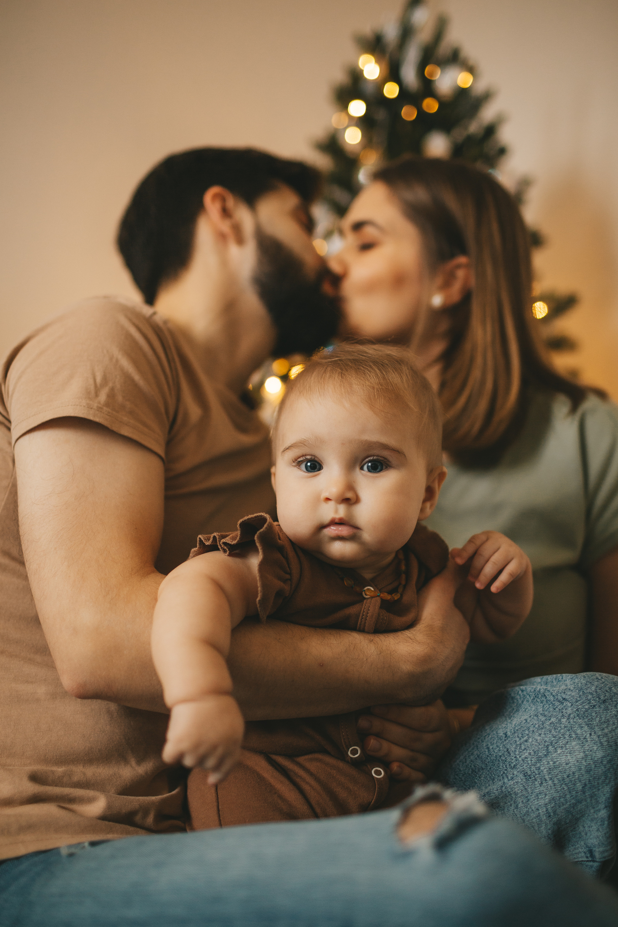 семейная фотосессия дома у елочки