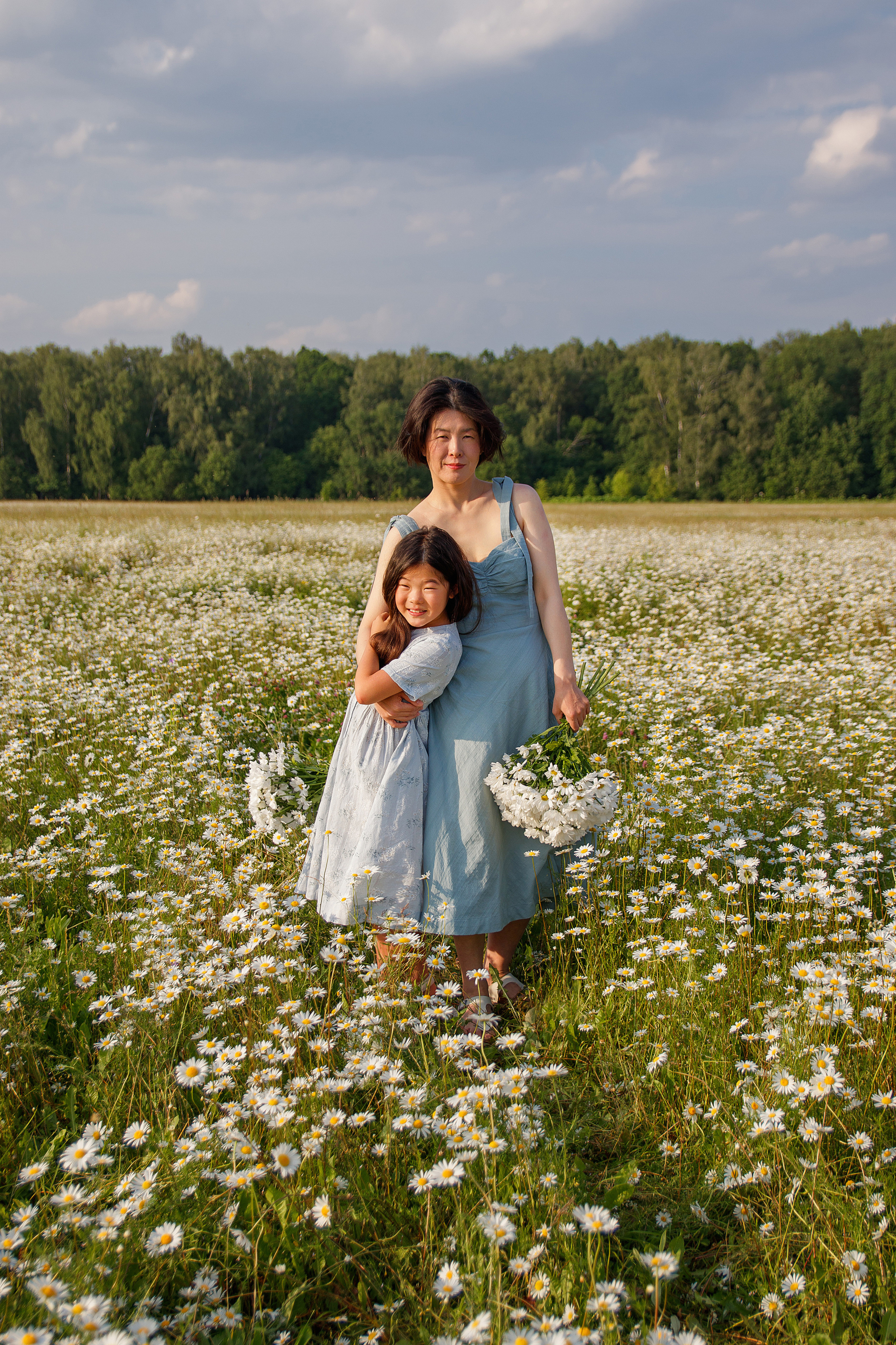 Мама и дочка в поле ромашек. Женский и семейный фотограф в Москве и Московской области Наталья Минт