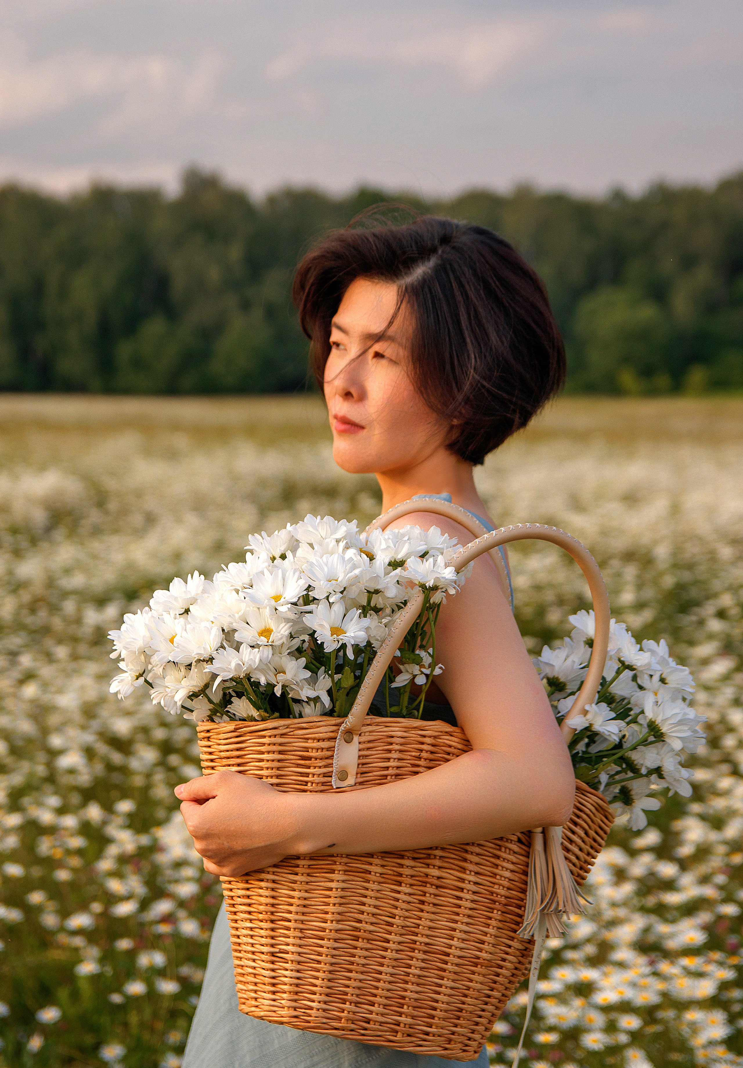 Мама и дочка в поле ромашек. Женский и семейный фотограф в Москве и Московской области Наталья Минт