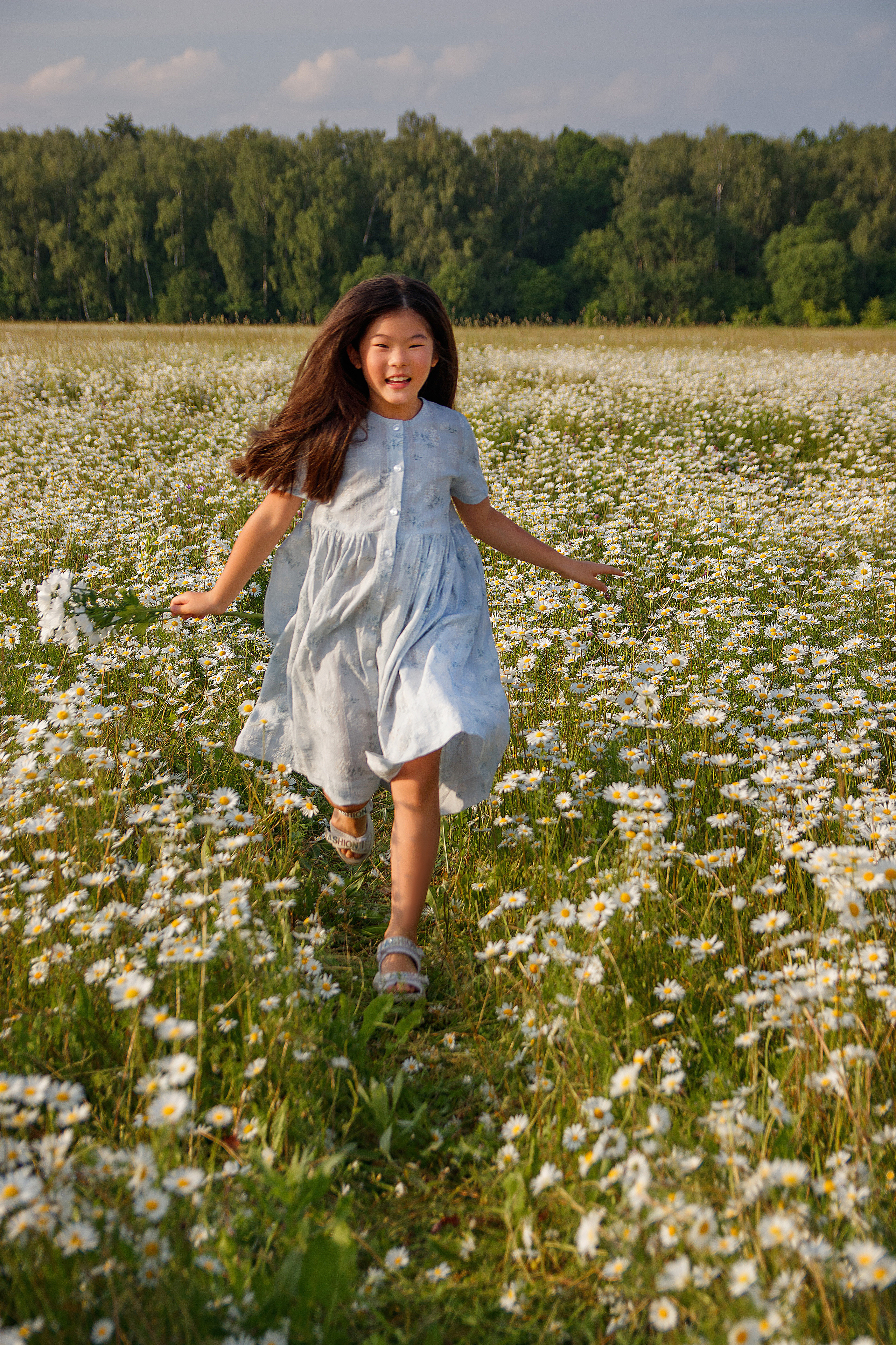 Мама и дочка в поле ромашек. Женский и семейный фотограф в Москве и Московской области Наталья Минт