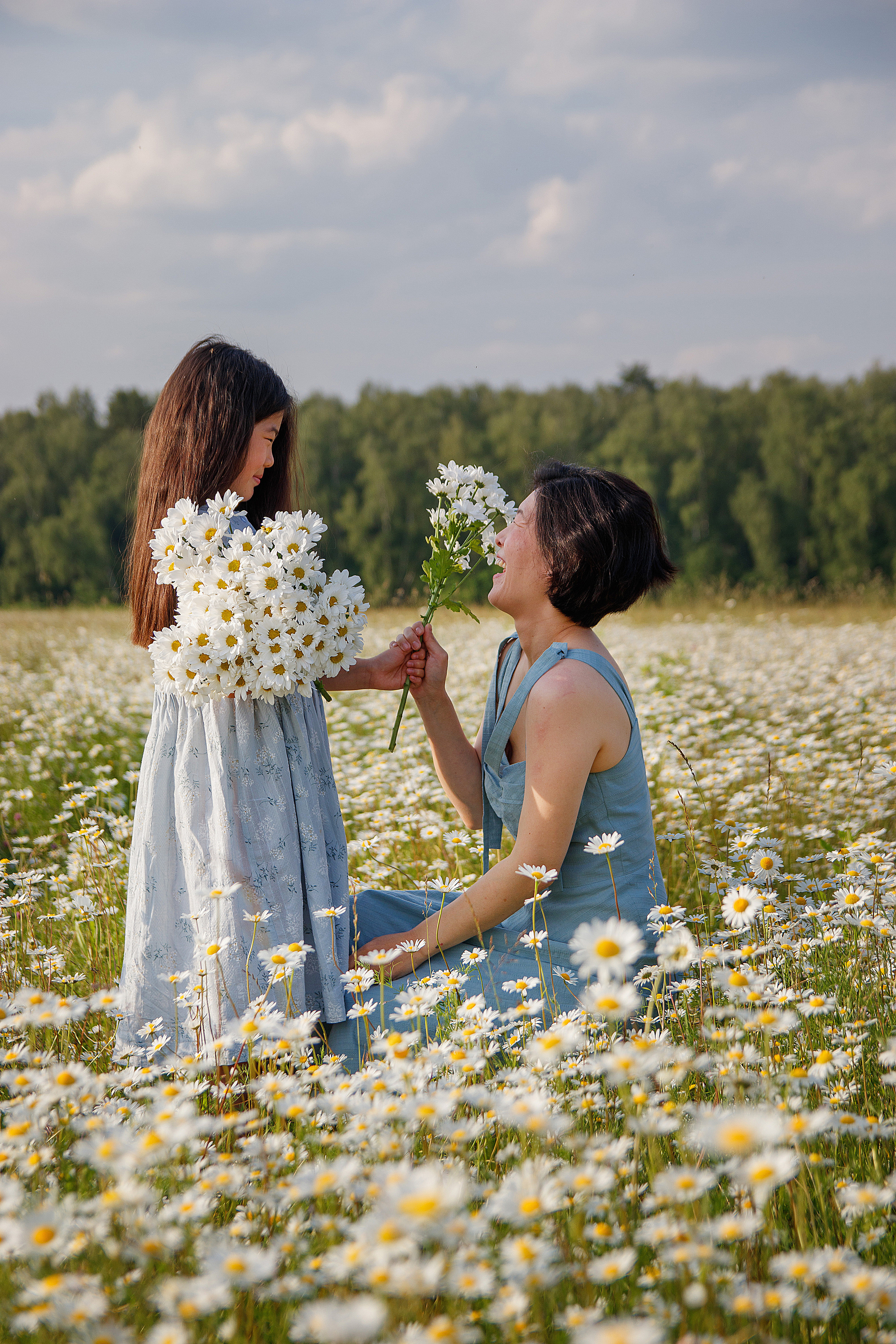 Мама и дочка в поле ромашек. Женский и семейный фотограф в Москве и Московской области Наталья Минт