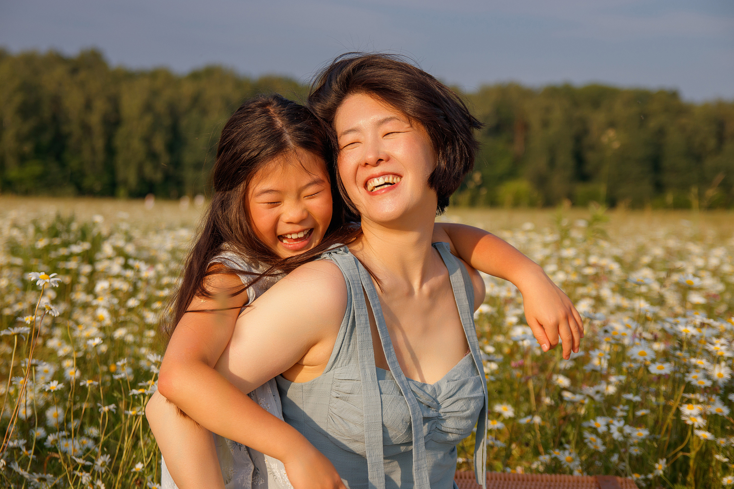 Мама и дочка в поле ромашек. Женский и семейный фотограф в Москве и Московской области Наталья Минт