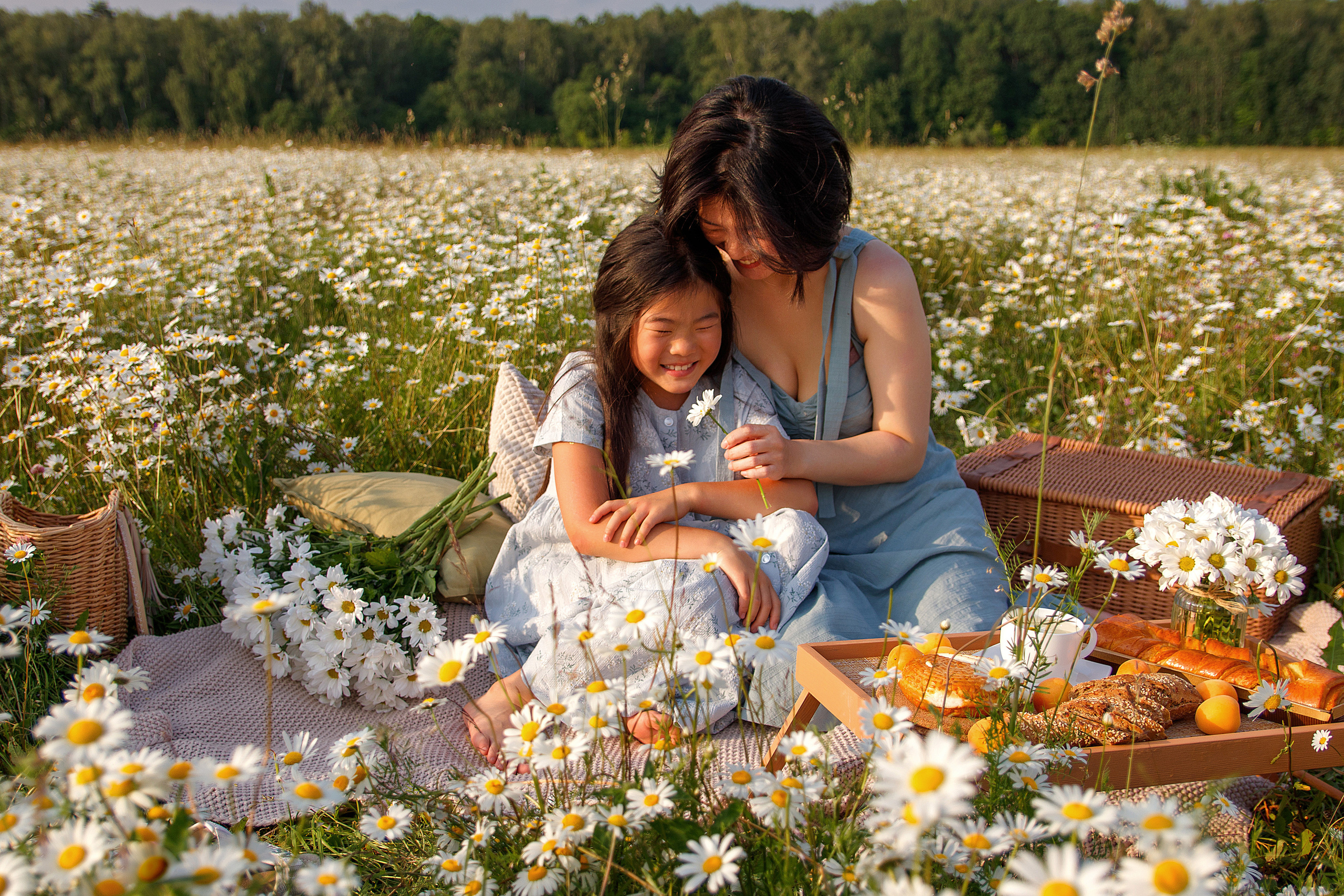 Мама и дочка в поле ромашек. Женский и семейный фотограф в Москве и Московской области Наталья Минт