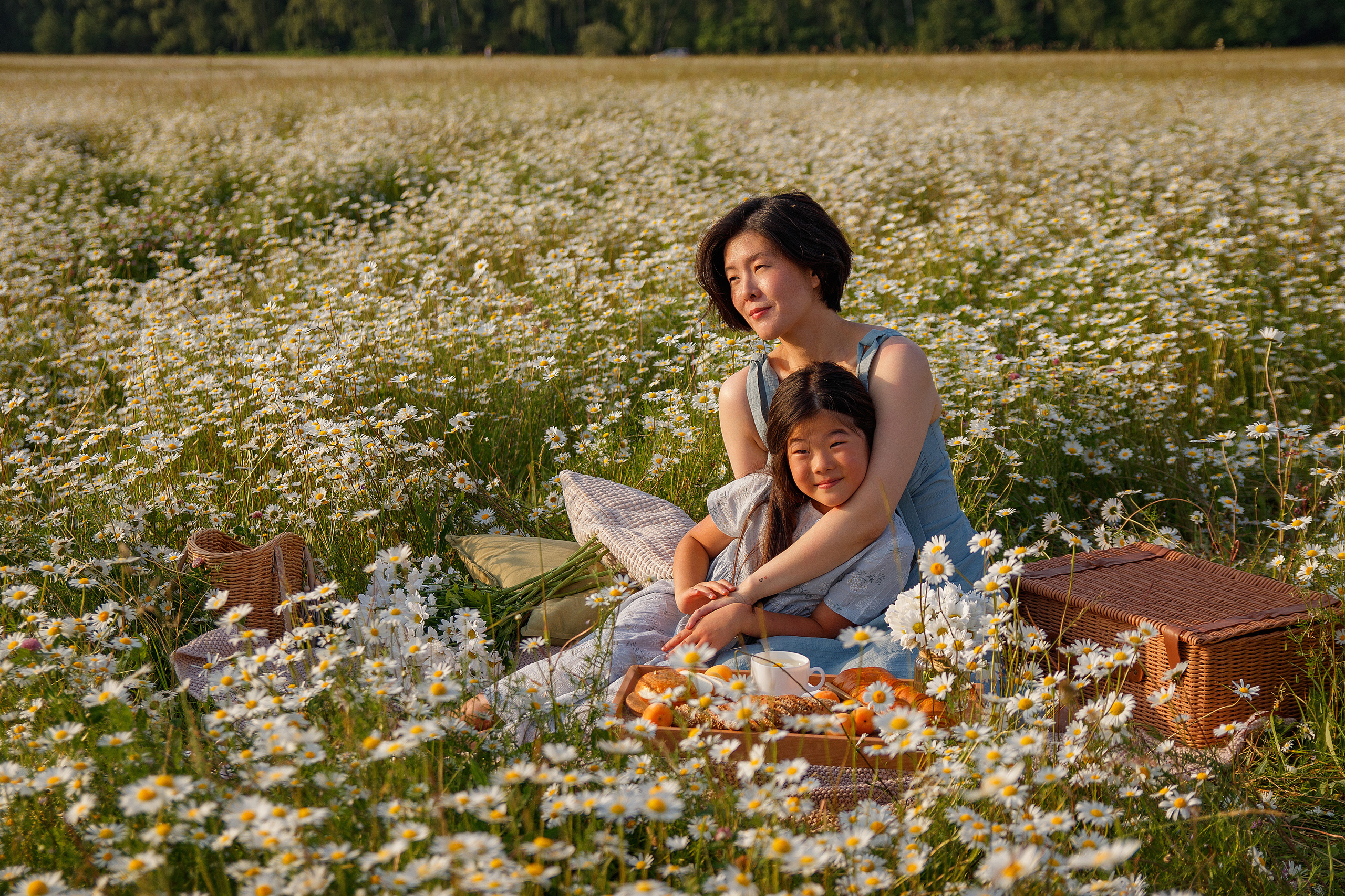 Мама и дочка в поле ромашек. Женский и семейный фотограф в Москве и Московской области Наталья Минт