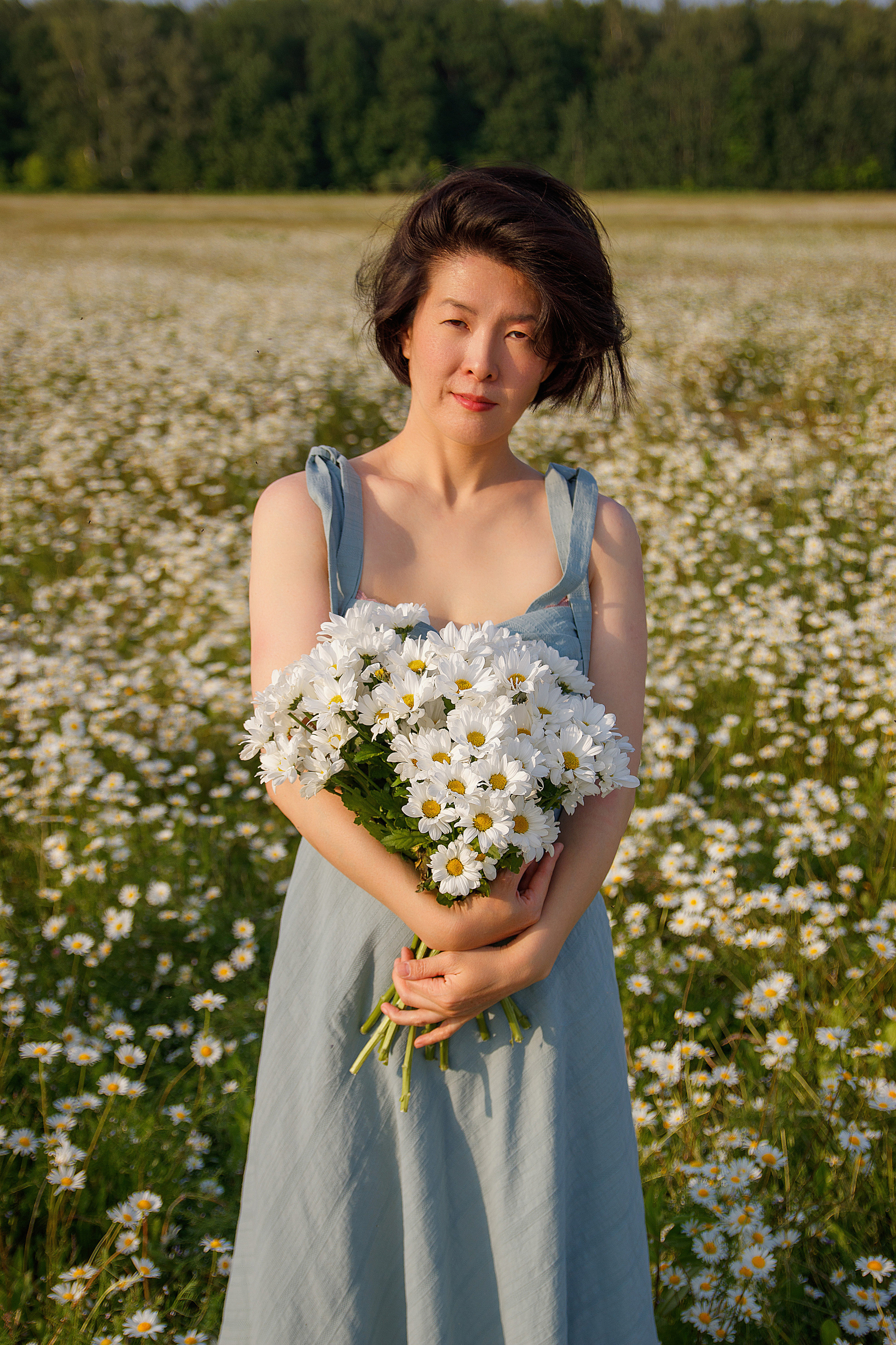 Мама и дочка в поле ромашек. Женский и семейный фотограф в Москве и Московской области Наталья Минт