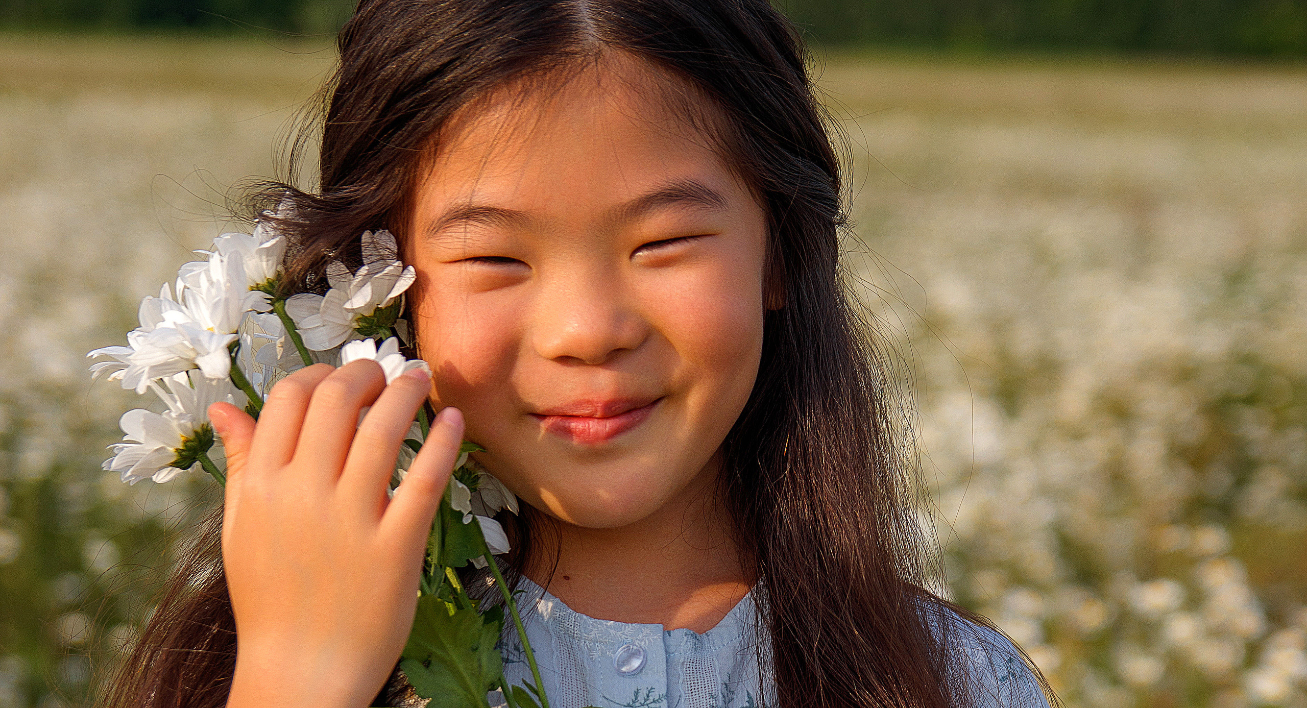 Мама и дочка в поле ромашек. Женский и семейный фотограф в Москве и Московской области Наталья Минт