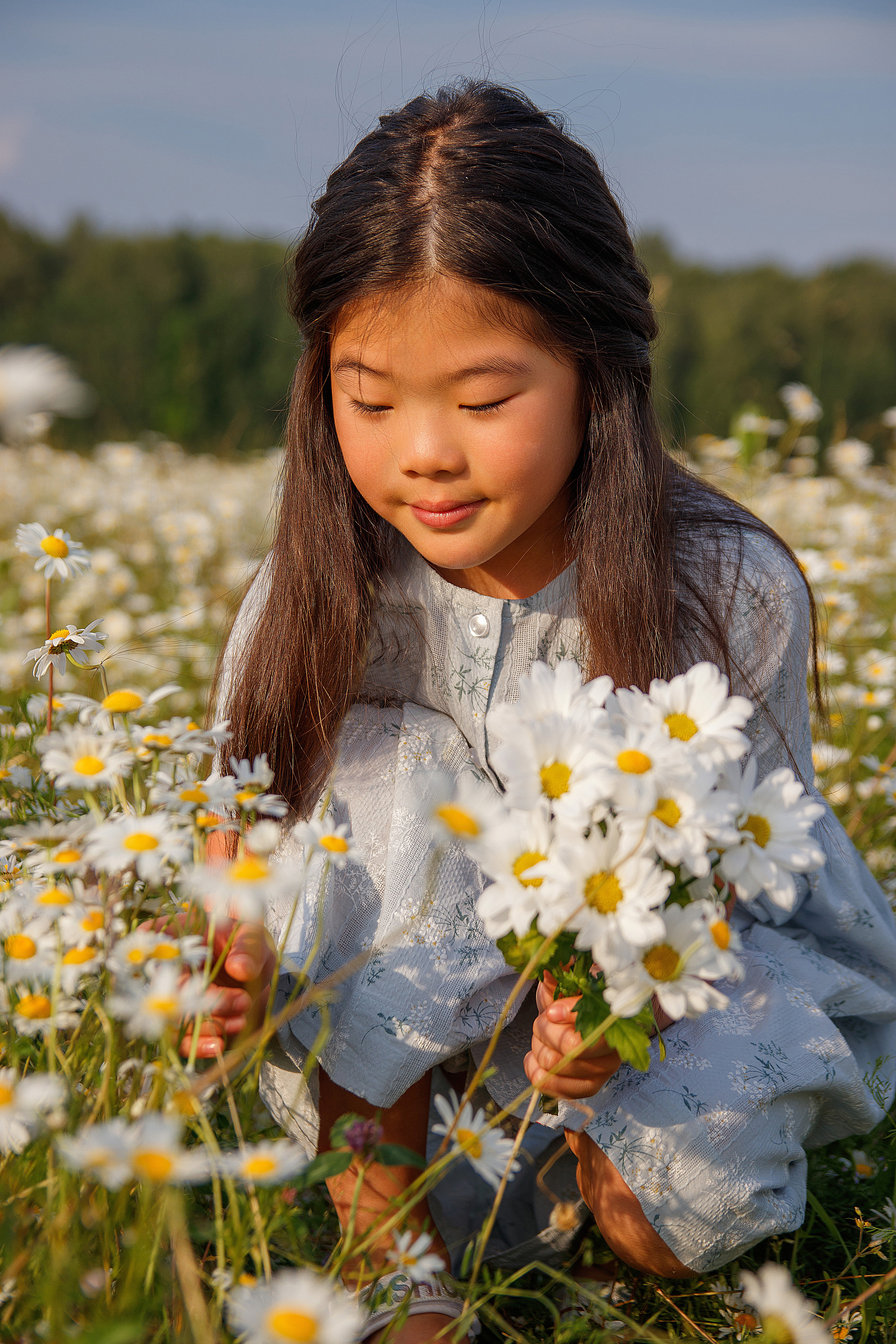 Мама и дочка в поле ромашек. Женский и семейный фотограф в Москве и Московской области Наталья Минт