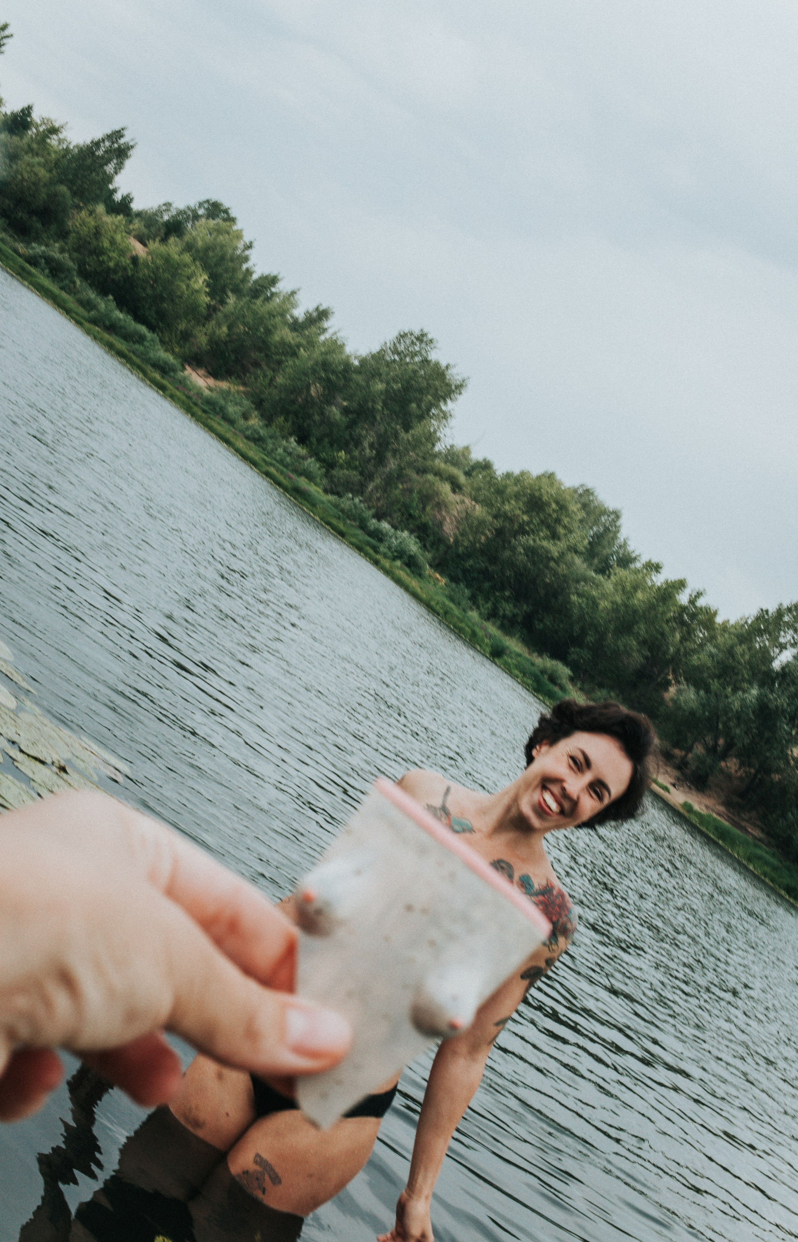 Есенин у реки. Фотограф в Нижнем Новгороде