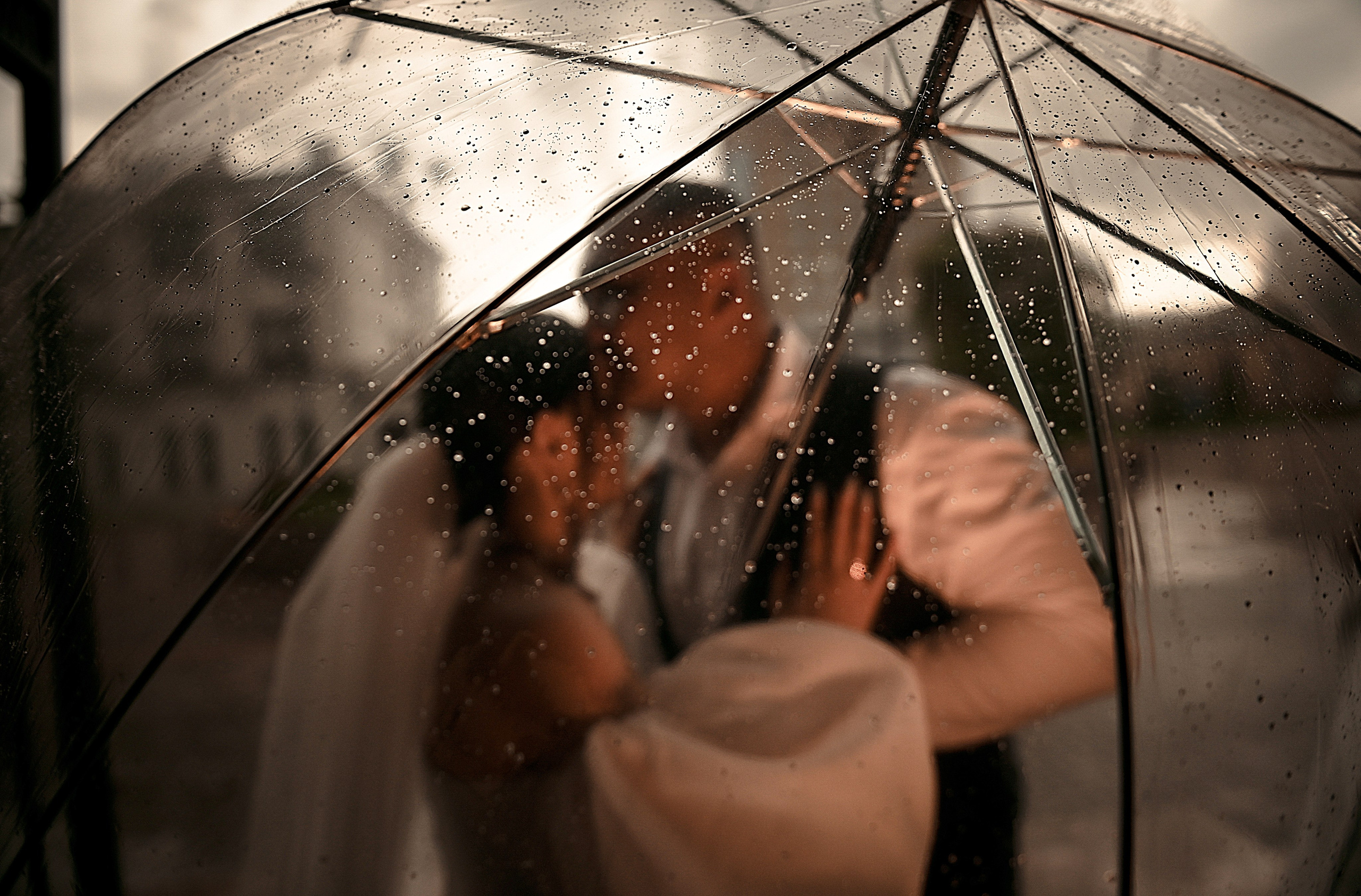 Небольшая свадебная серия в музее и прогулкой под дождем Эльмиры и Ризата. Свадебный, семейный, детский, контент фотограф в Омске Максим Ильин