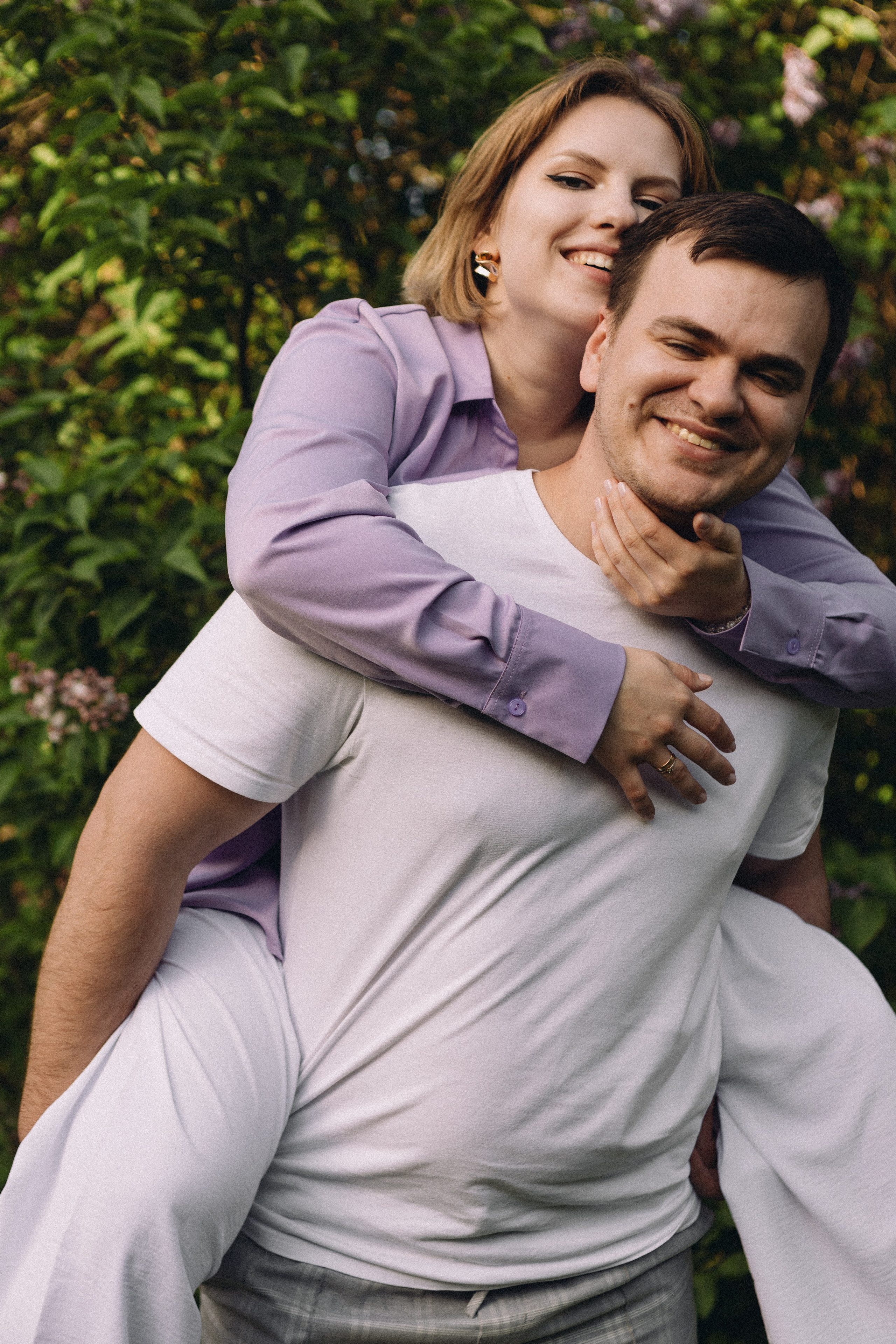 Фотосессия для пары в сиреневом саду. Фотограф Калагина Светлана