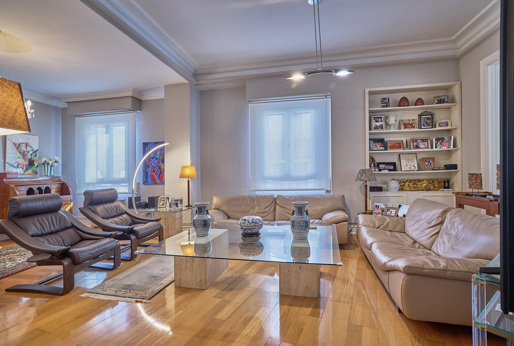 Modern living room with sofas and parquet flooring in Valencia