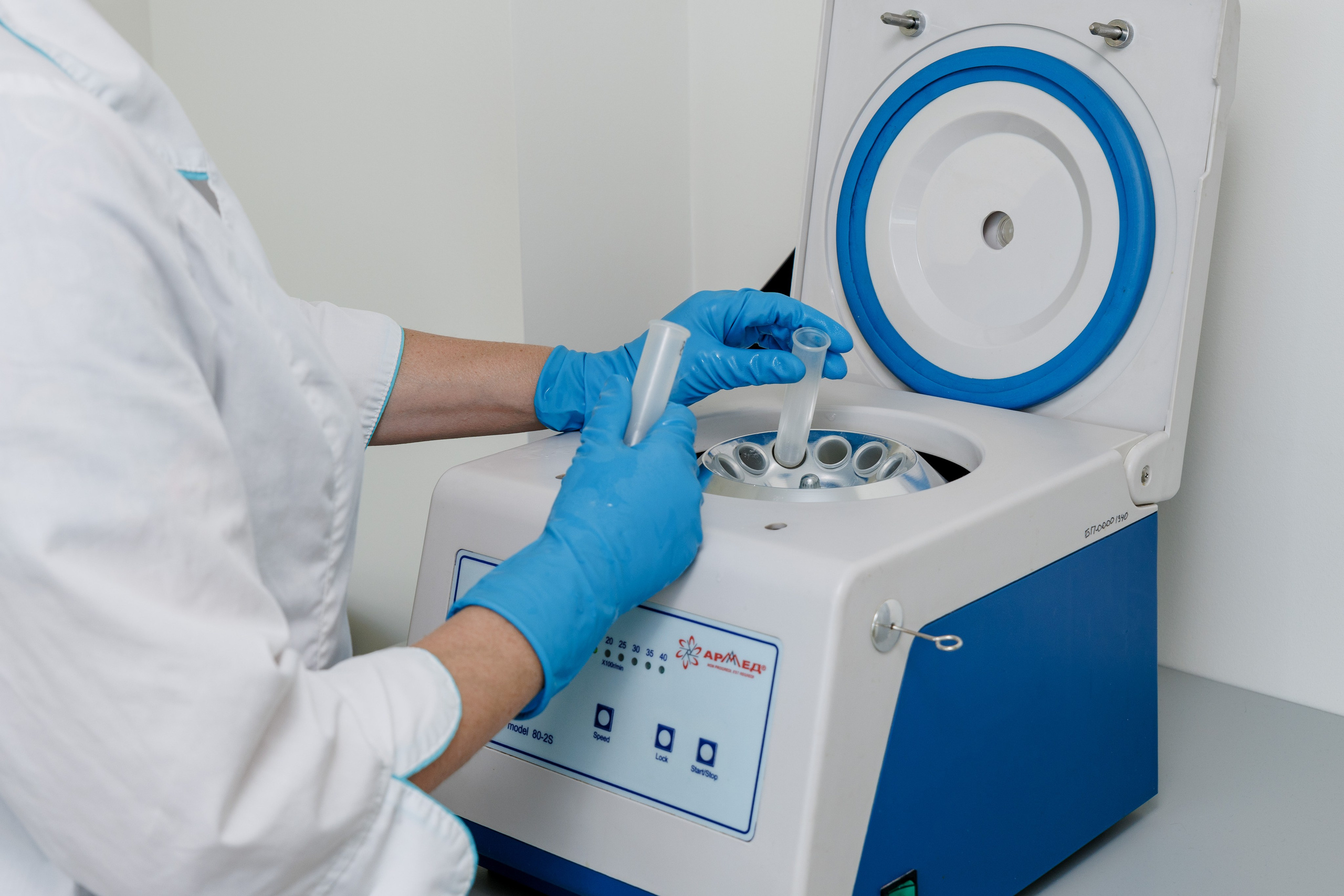 Контроль качества пищевых добавок в лаборатории компании, производственная съёмка