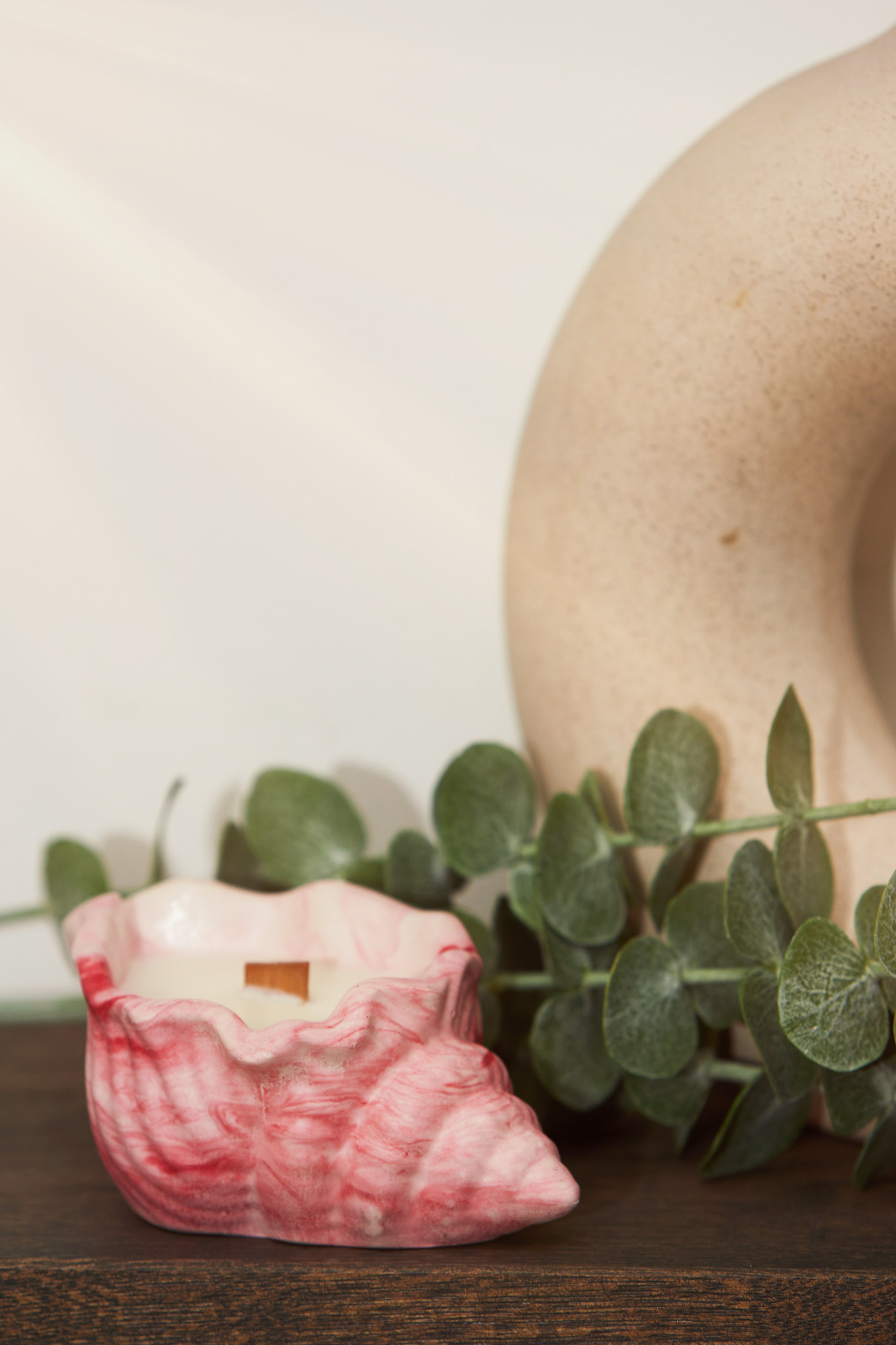 Рекламная съёмка свечи в розовой банке для Ozon.