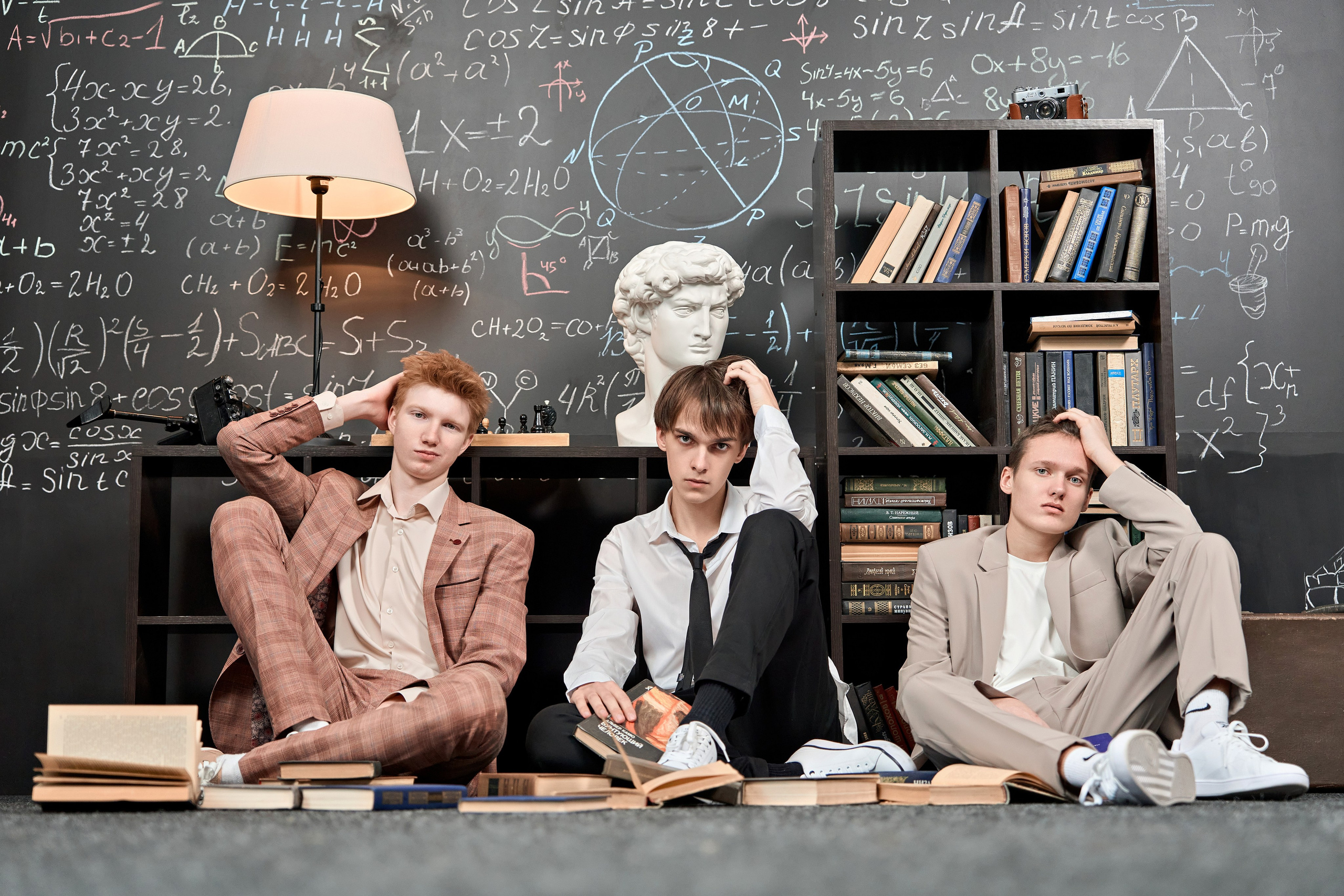 Выпускные альбомы для 9-11 классов. Фотосъёмка в студии. Калуга. Фотограф Меняйло Евгений. Свадьба. Портрет. Репортаж. Семья. Контент