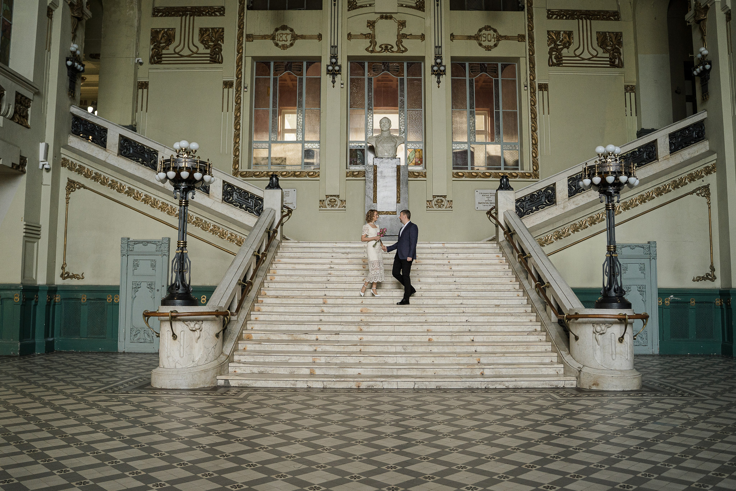 Свадебная фотосессия на Витебском вокзале. Свадебный и семейный фотограф в Пушкине и Санкт-Петербурге Мария Филиппова