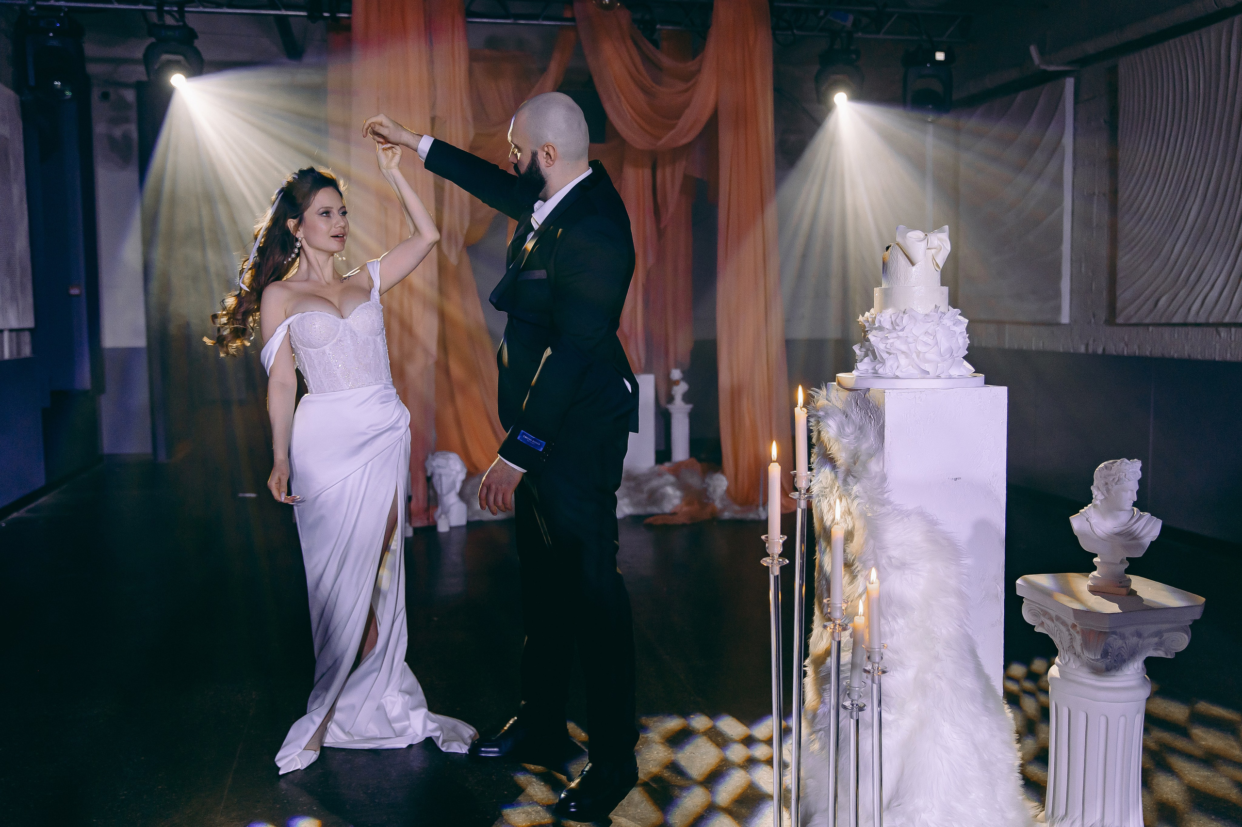 История торта Олеси и Владимира. Свадебный и семейный фотограф в Рязани Саша Крутых