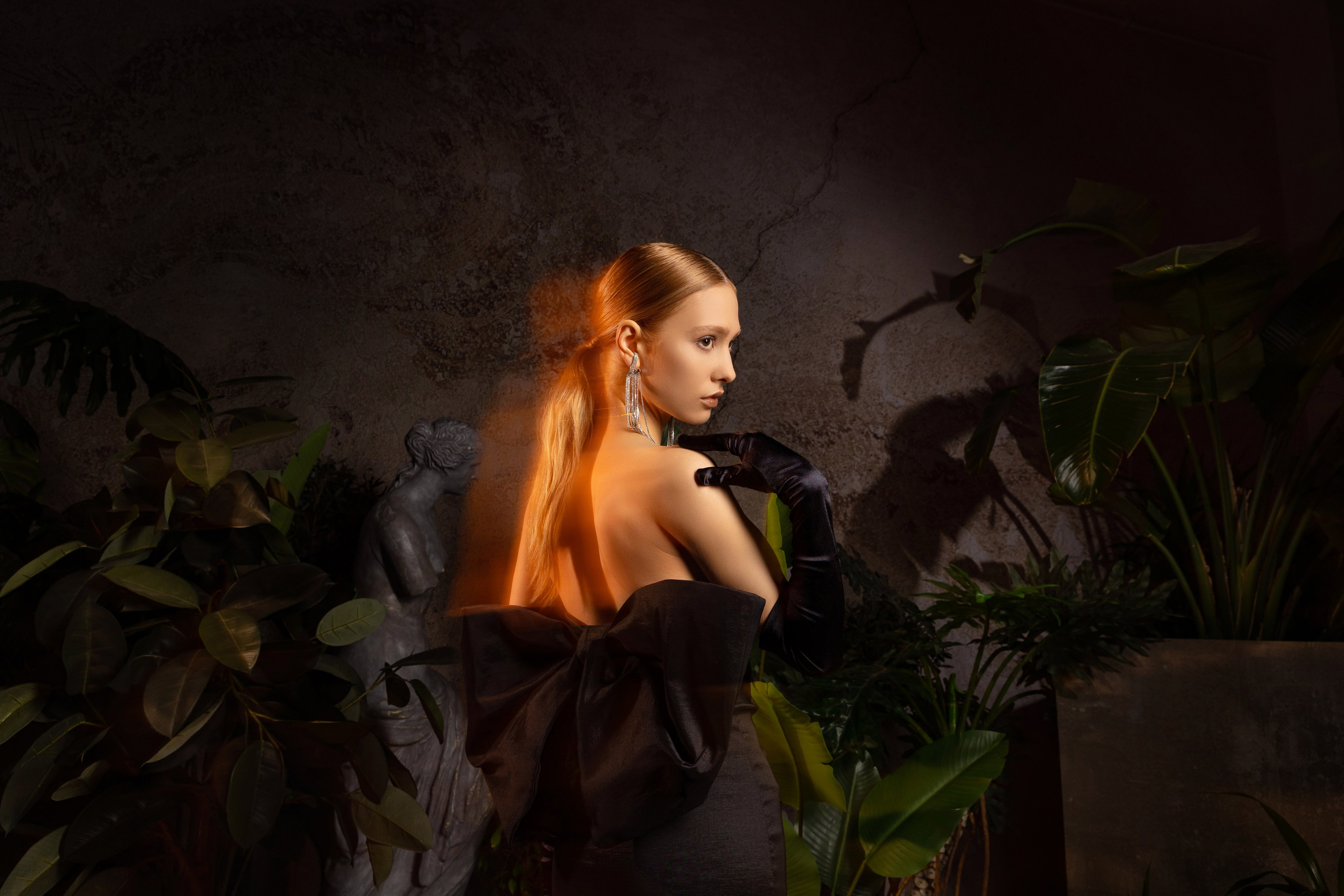Женский портрет снято на длинной выдержке в оранжерее