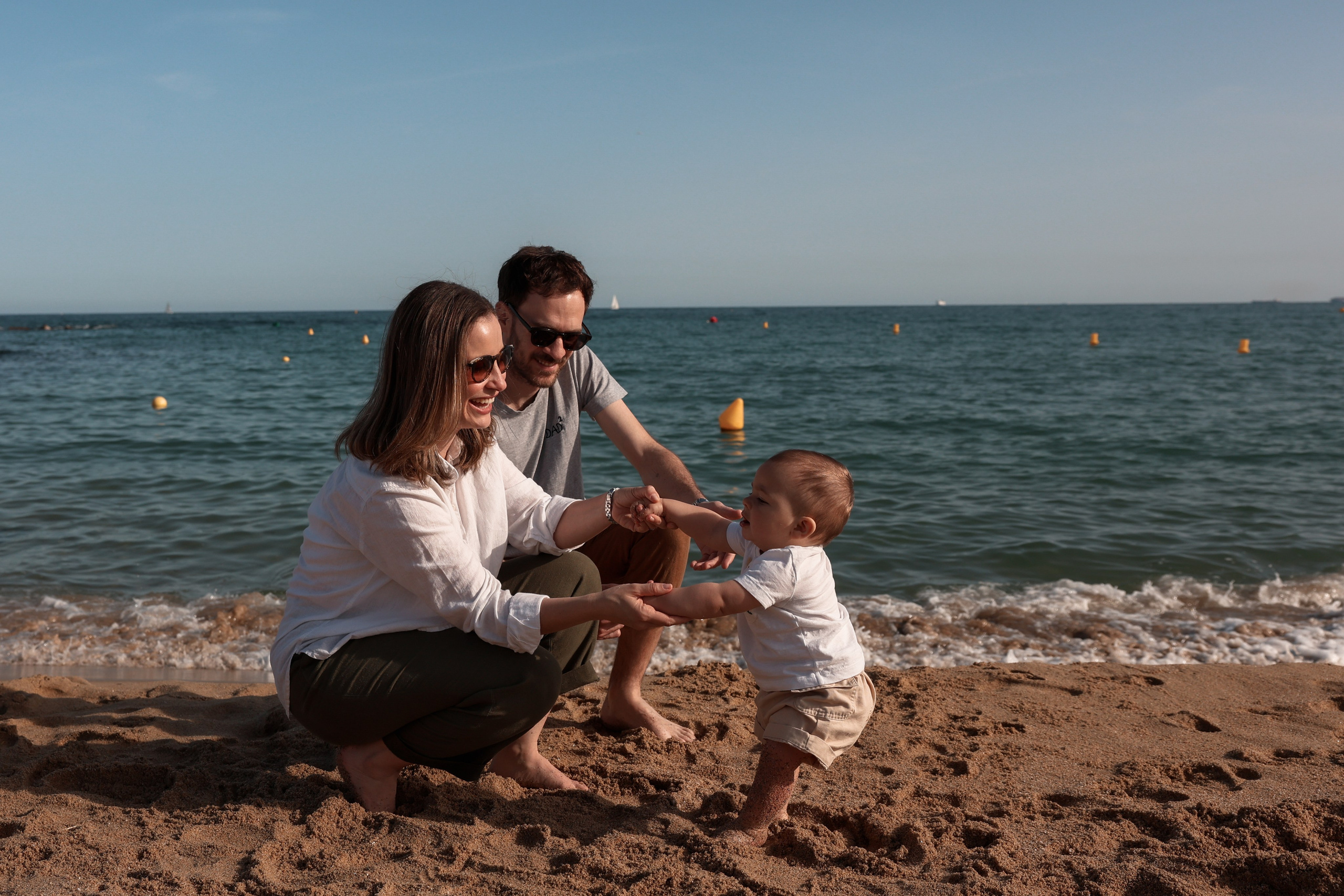 Family pizza at the sea. Natalia Zhuravleva|family, newborn, maternity photographer in Barcelona